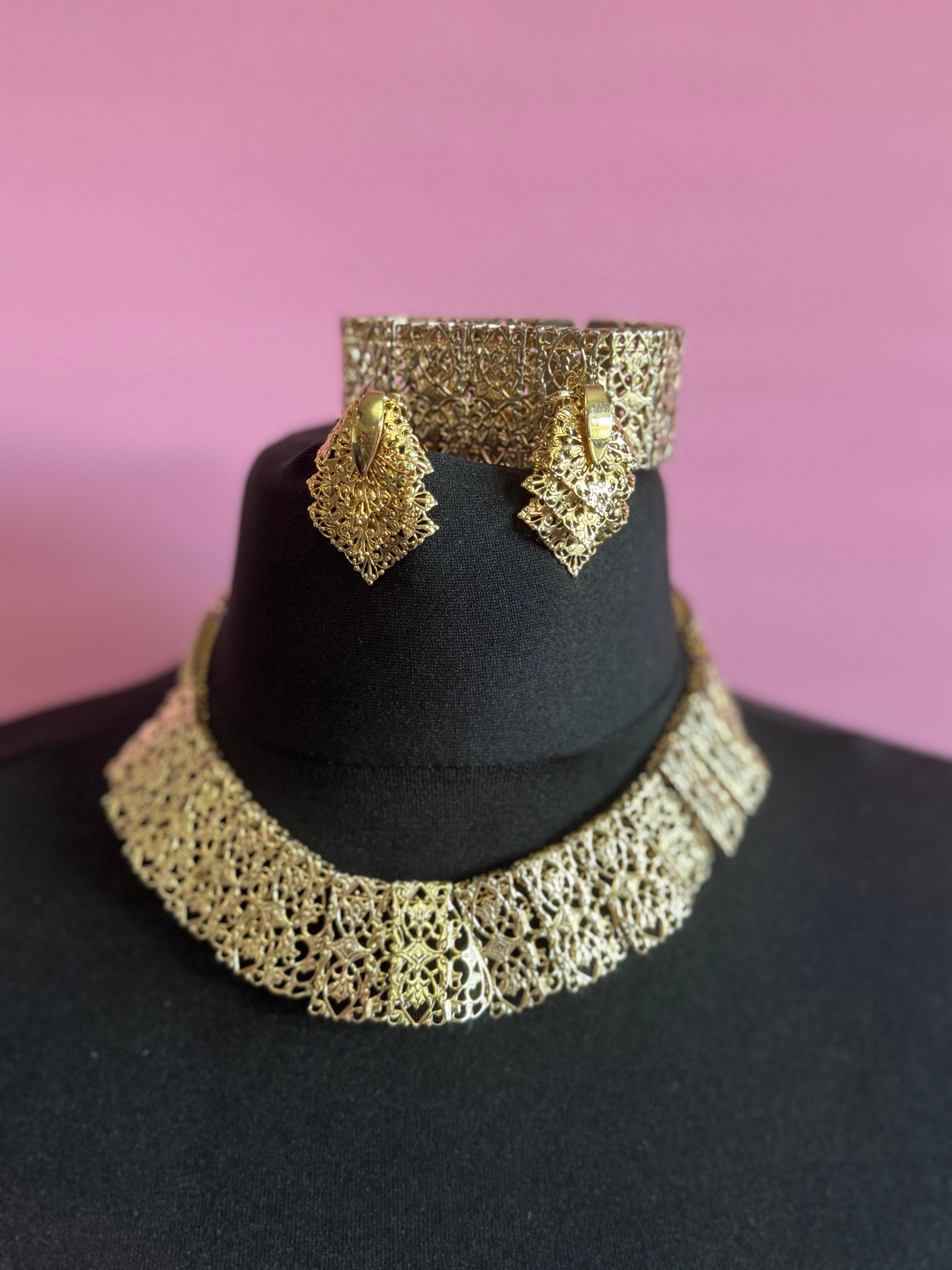 Vintage Sarah Coventry Chantilly Lace jewellery set necklace bracelet and earrings