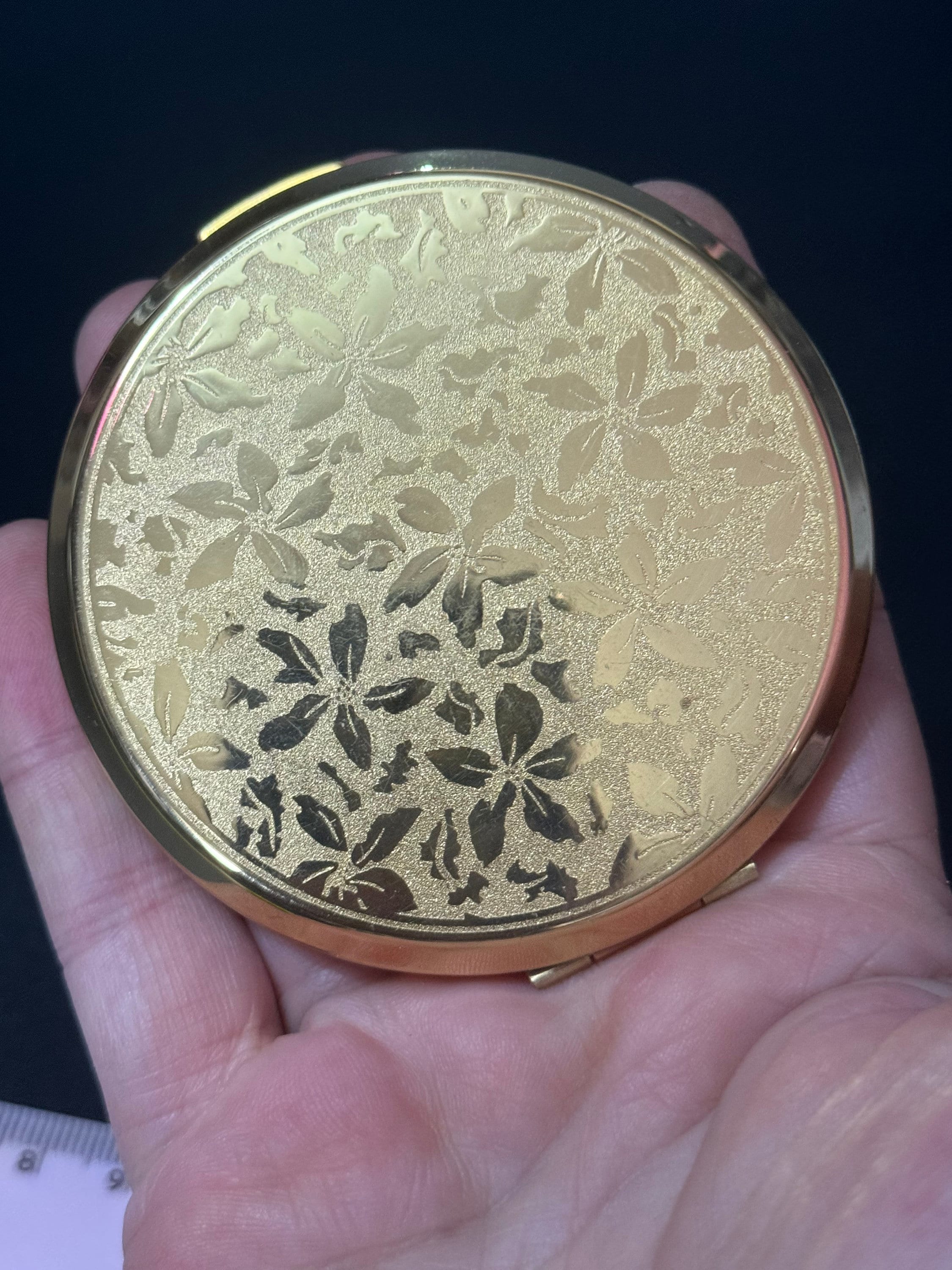 Etched flowers leaves plain floral Stratton powder compact gold tone