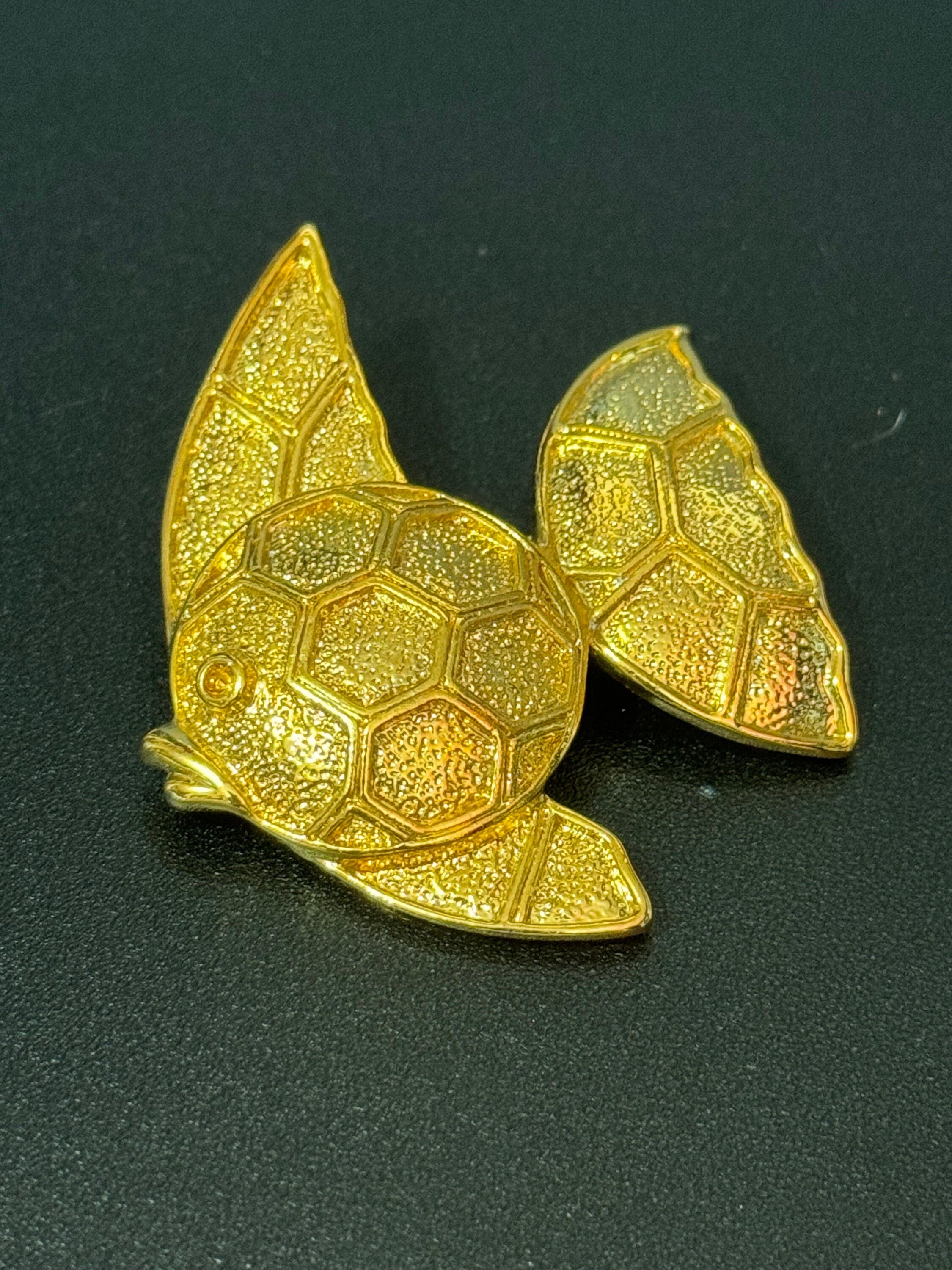 True vintage 4cm gold Tone classic nautical fish brooch pristine old shop stock
