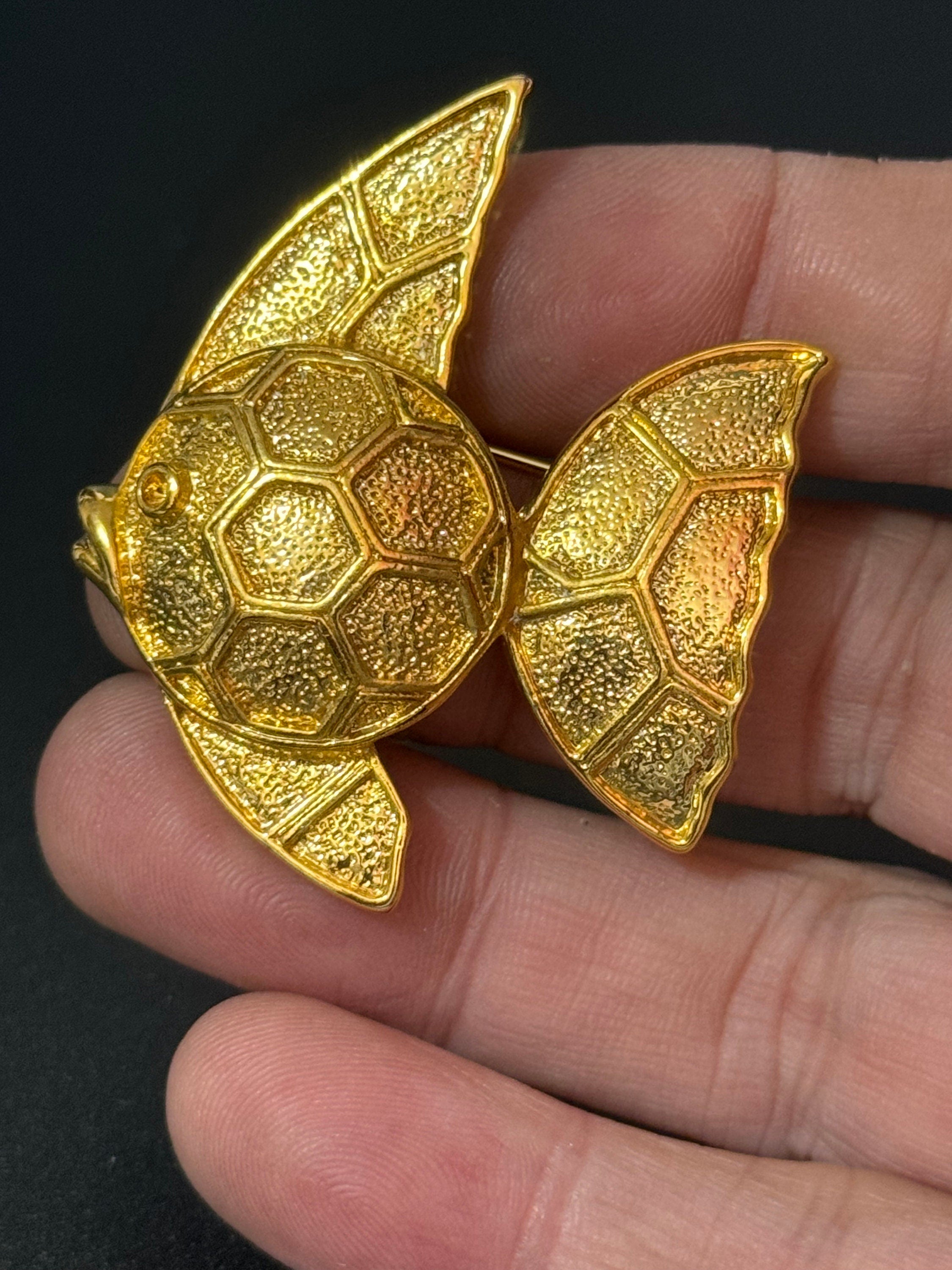 True vintage 4cm gold Tone classic nautical fish brooch pristine old shop stock