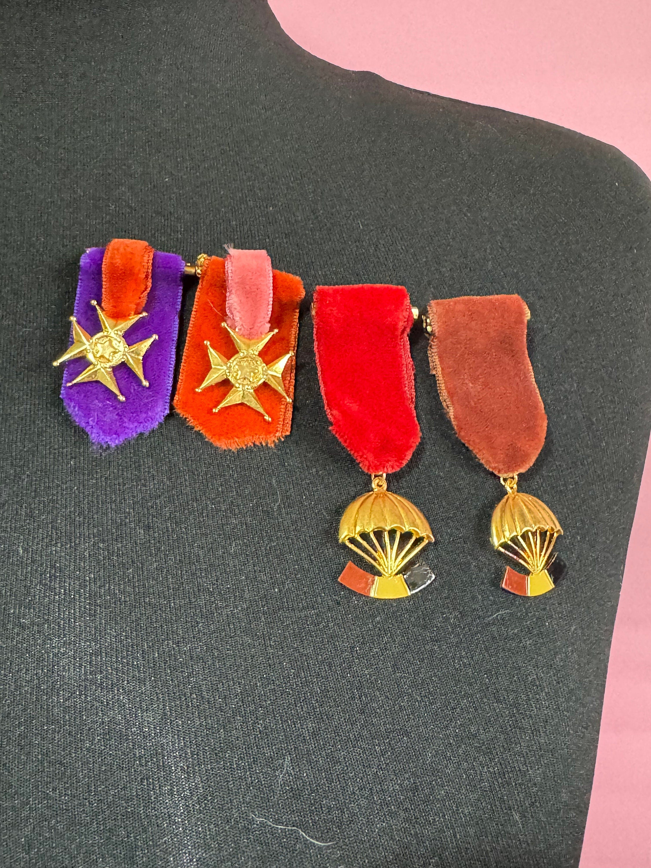 vintage novelty French velvet faux medal military Brooch parachute regiment Maltese cross