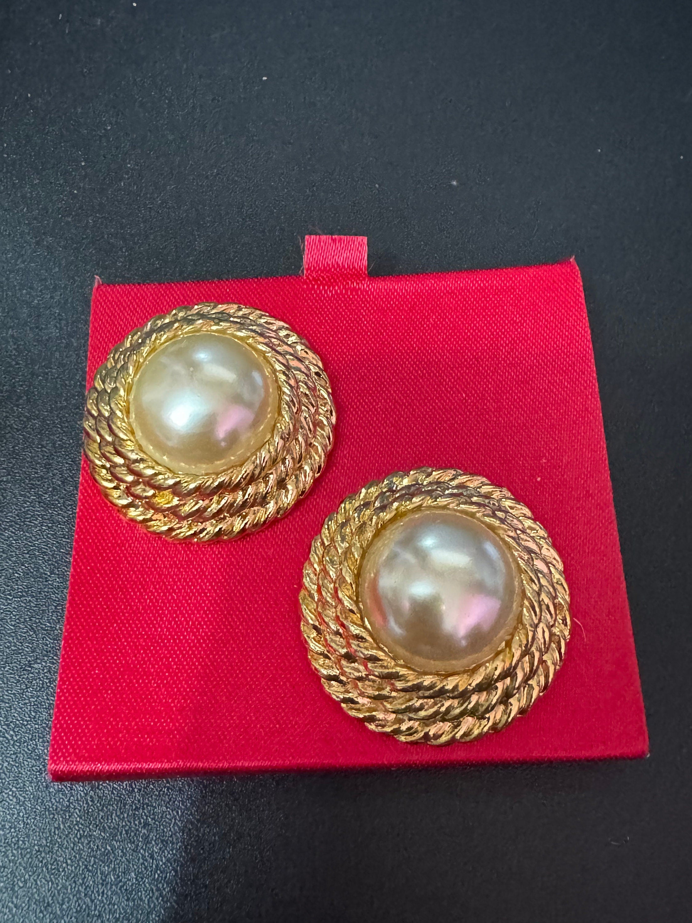 oversized 3.5cm Gold tone faux pearl cabochon nautical rope twist domed clip on earrings 1980s