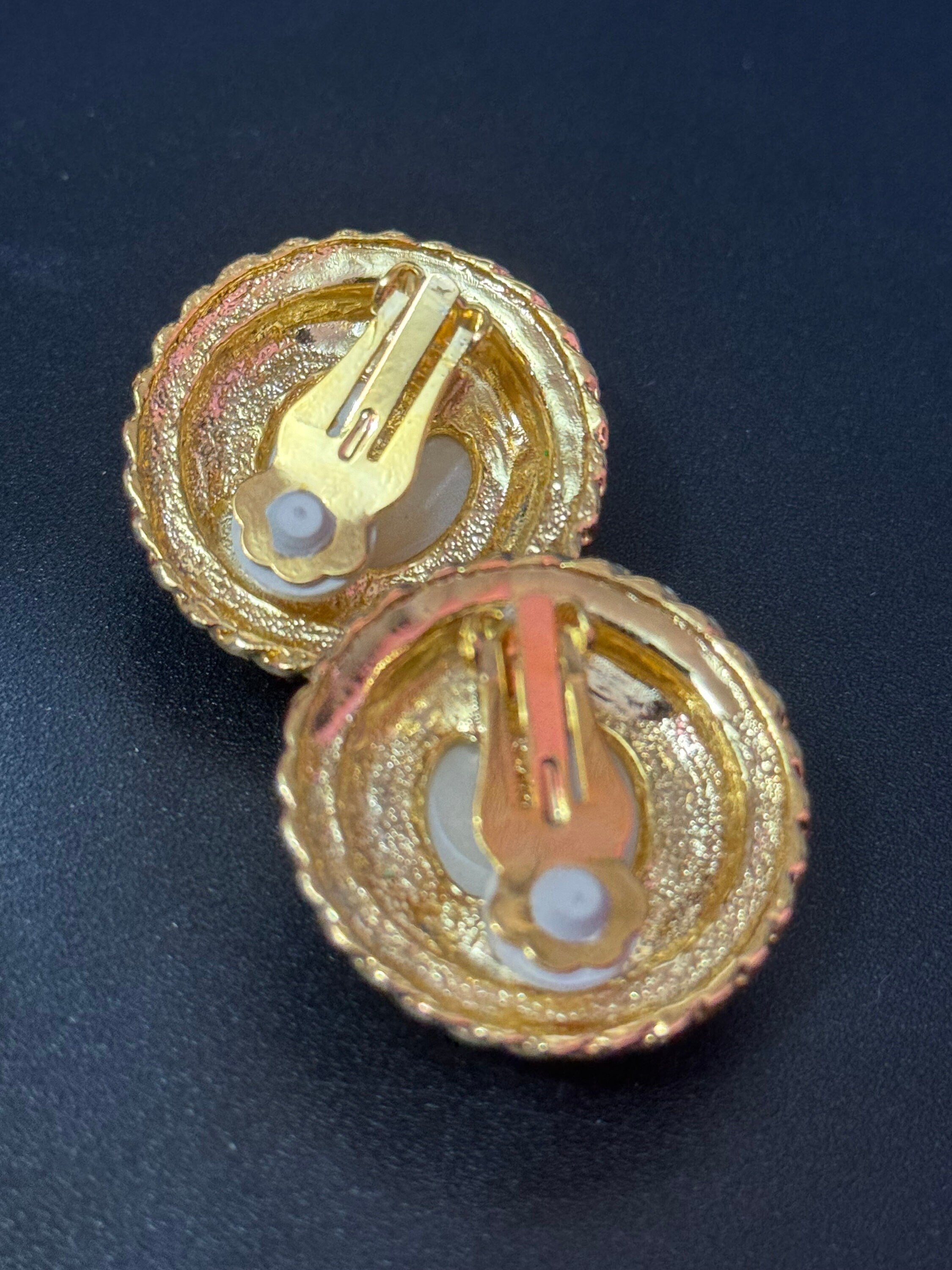 oversized 3.5cm Gold tone faux pearl cabochon nautical rope twist domed clip on earrings 1980s