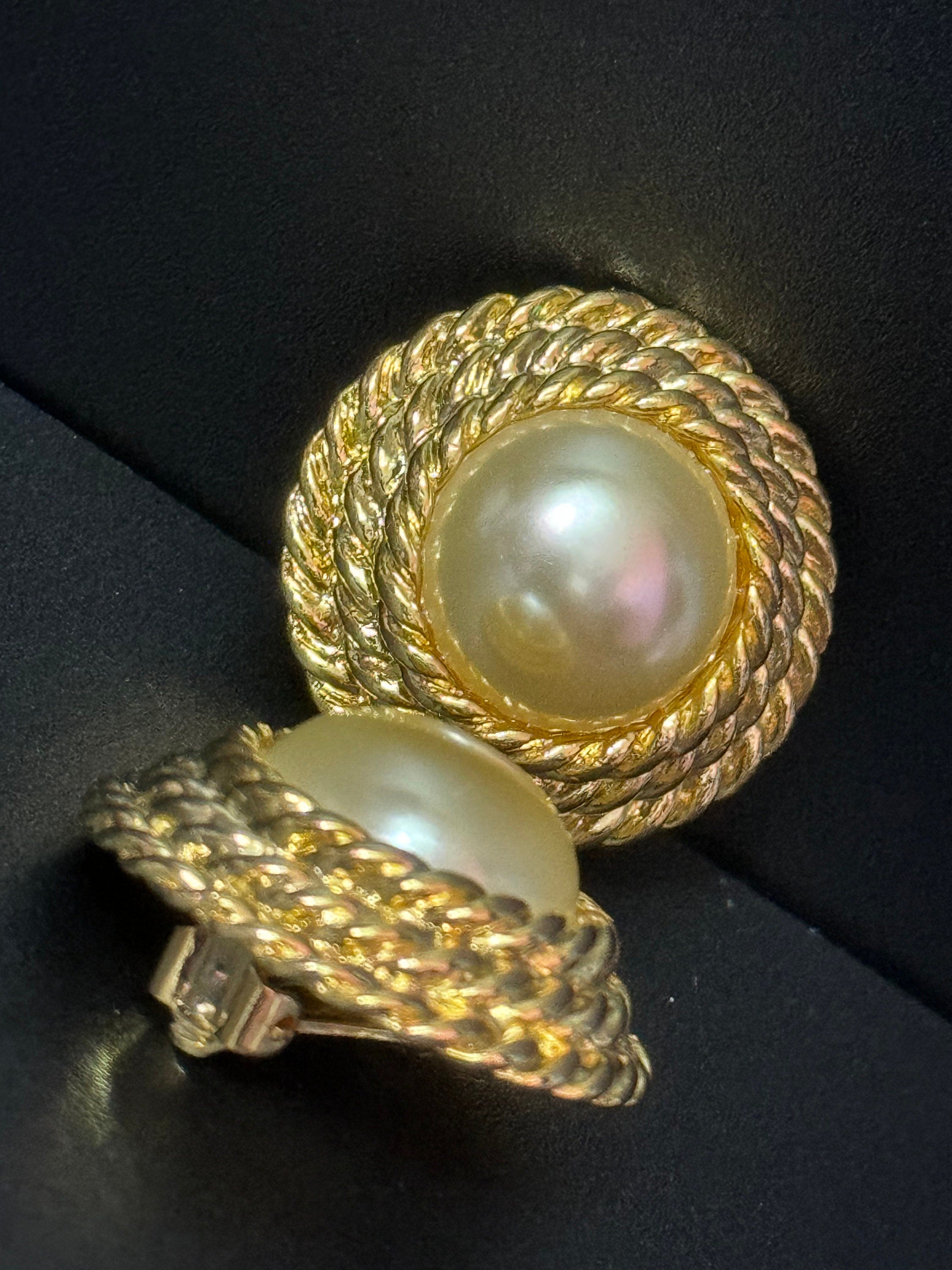 oversized 3.5cm Gold tone faux pearl cabochon nautical rope twist domed clip on earrings 1980s