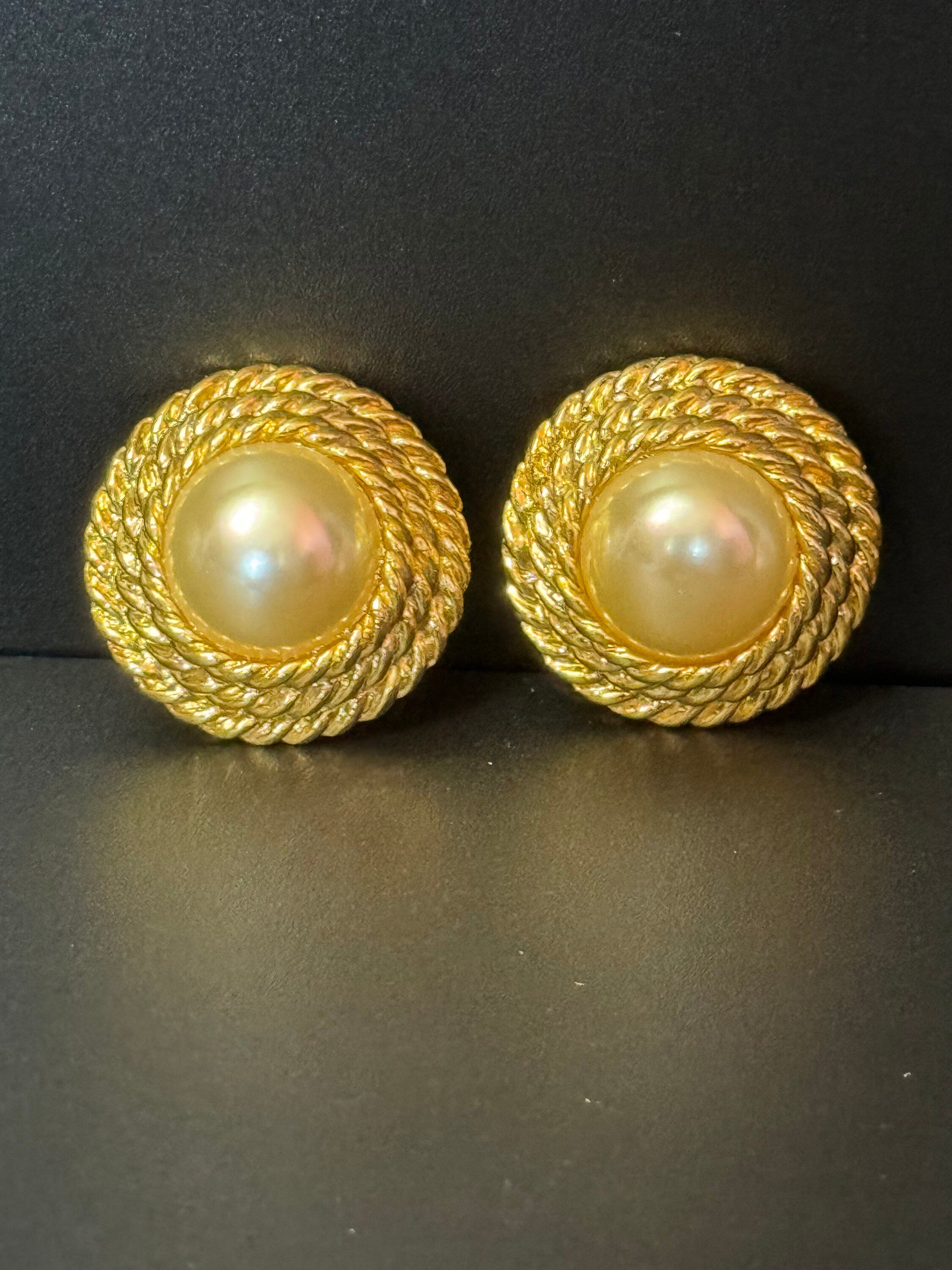oversized 3.5cm Gold tone faux pearl cabochon nautical rope twist domed clip on earrings 1980s