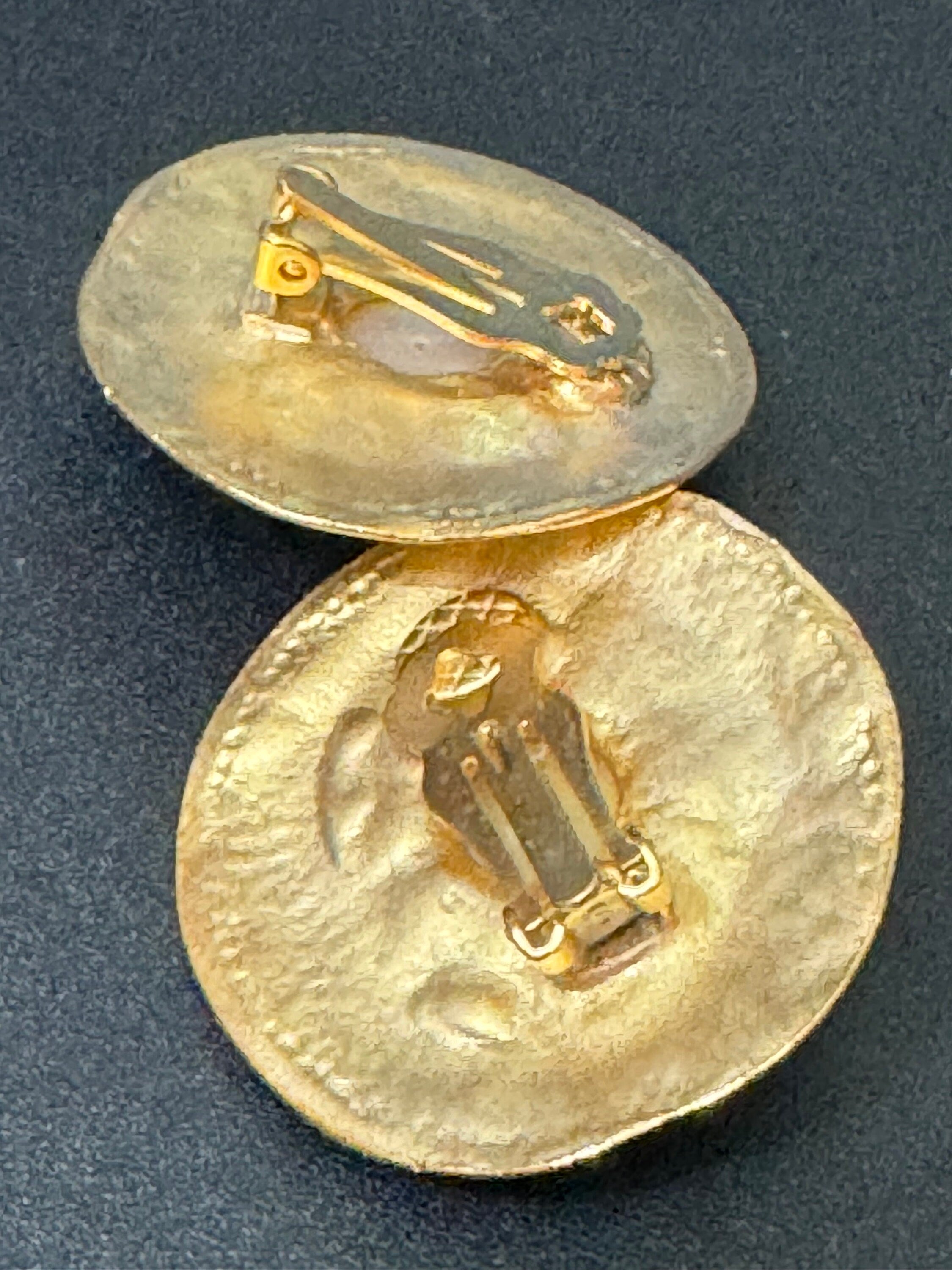 True vintage oversized 4cm Matt Gold tone faux pearl cabochon round Etruscan clip on earrings 1990s