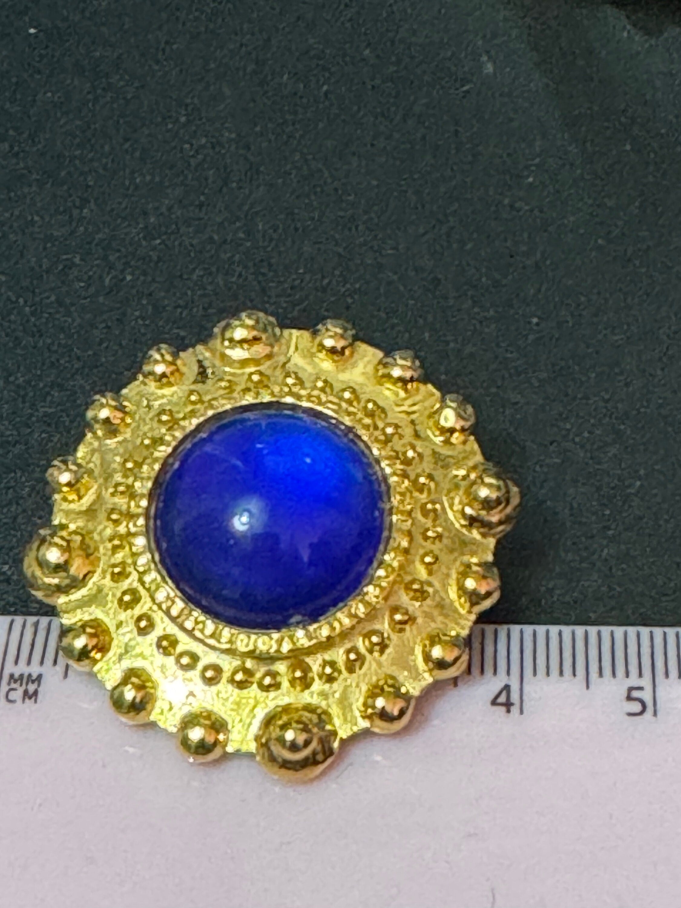 True vintage oversized 4cm Gold tone bright cobalt blue cabochon etruscan round domed clip on earrings 1980s