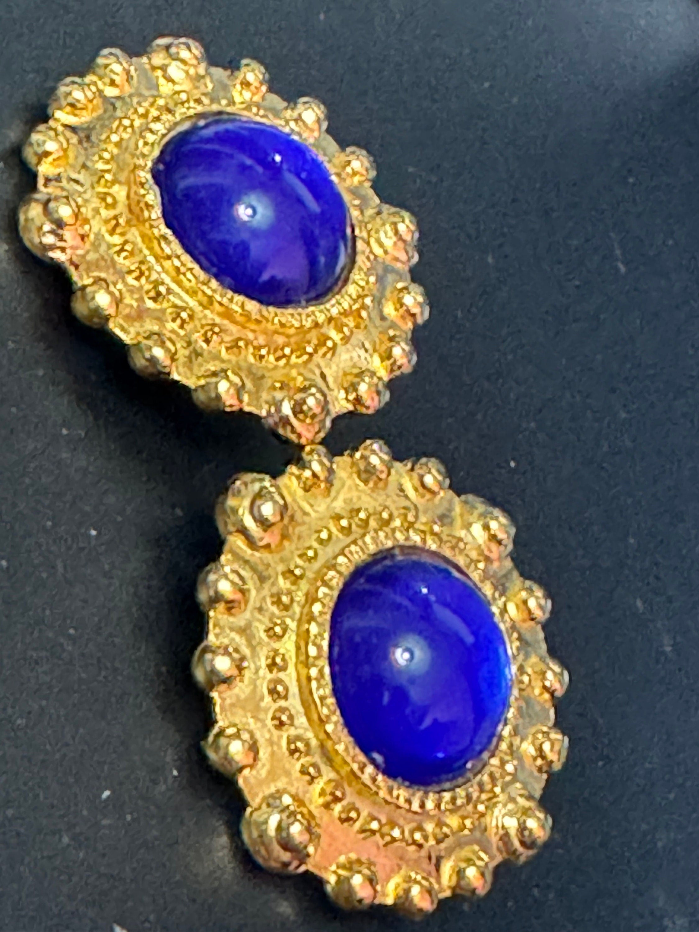 True vintage oversized 4cm Gold tone bright cobalt blue cabochon etruscan round domed clip on earrings 1980s