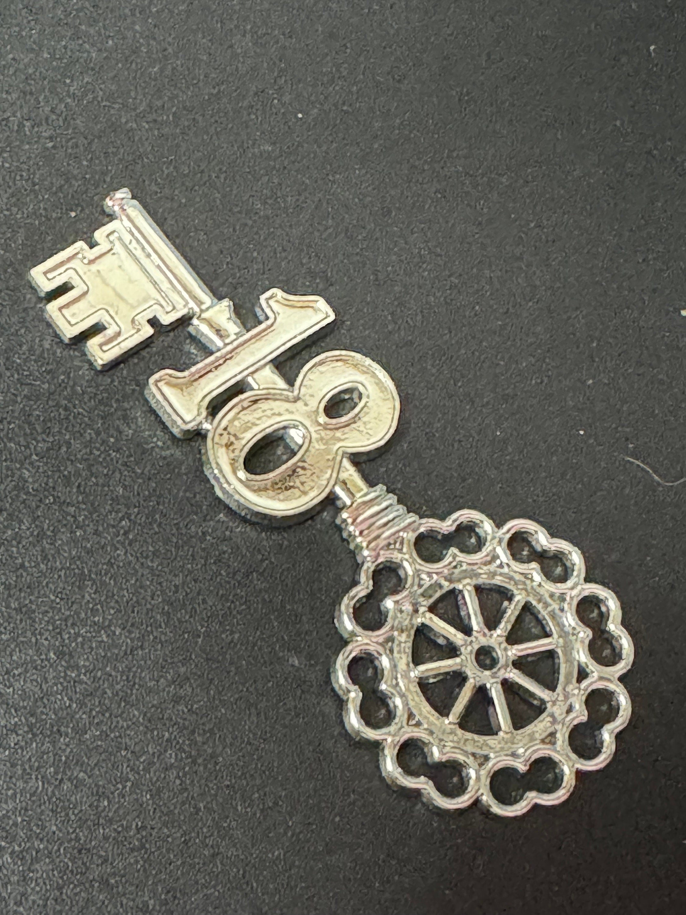Vintage 18th Birthday Key to the Door silver Cake Decoration Happy Birthday Cake Topper Sign Home Baking