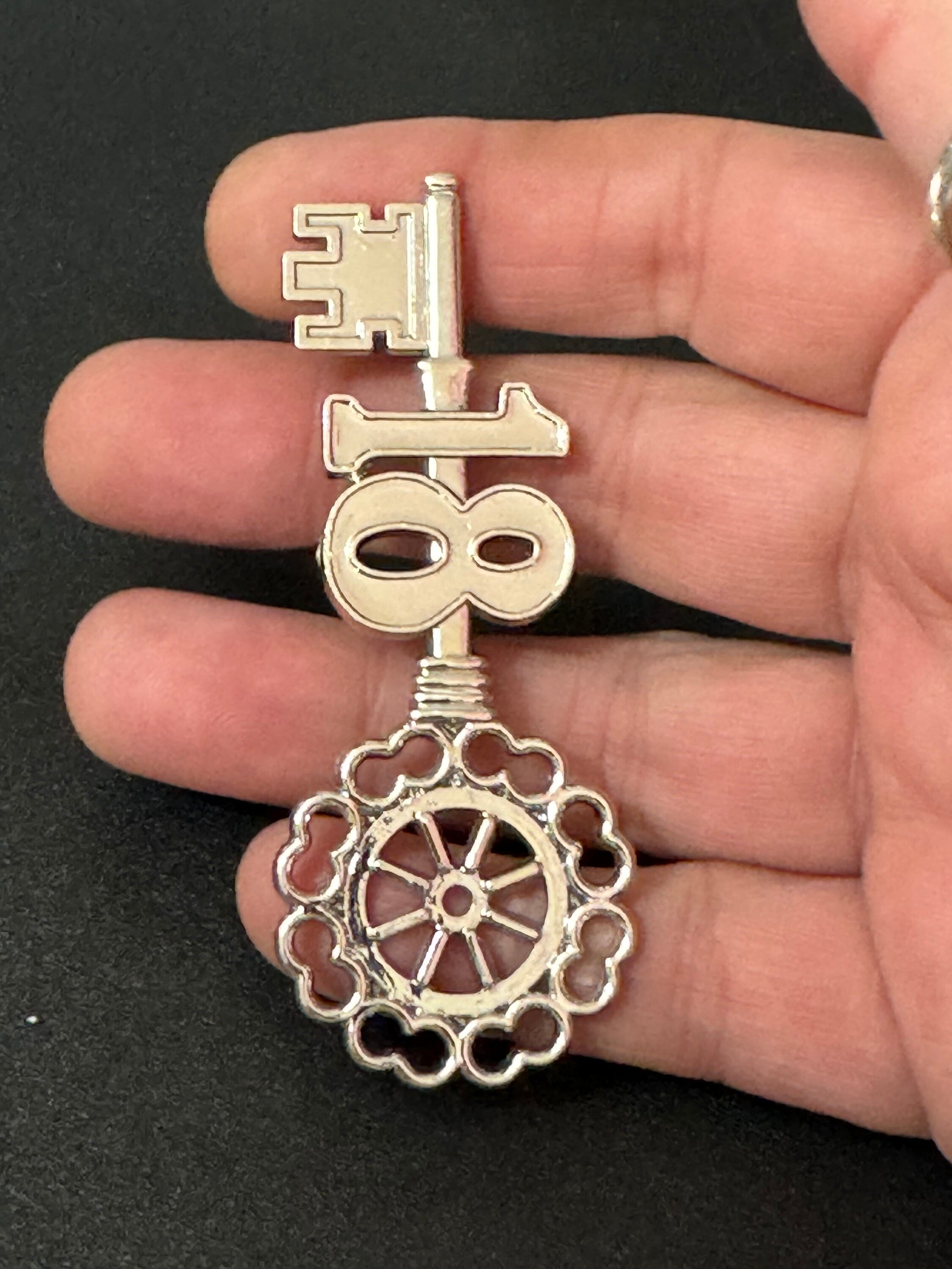 Vintage 18th Birthday Key to the Door silver Cake Decoration Happy Birthday Cake Topper Sign Home Baking