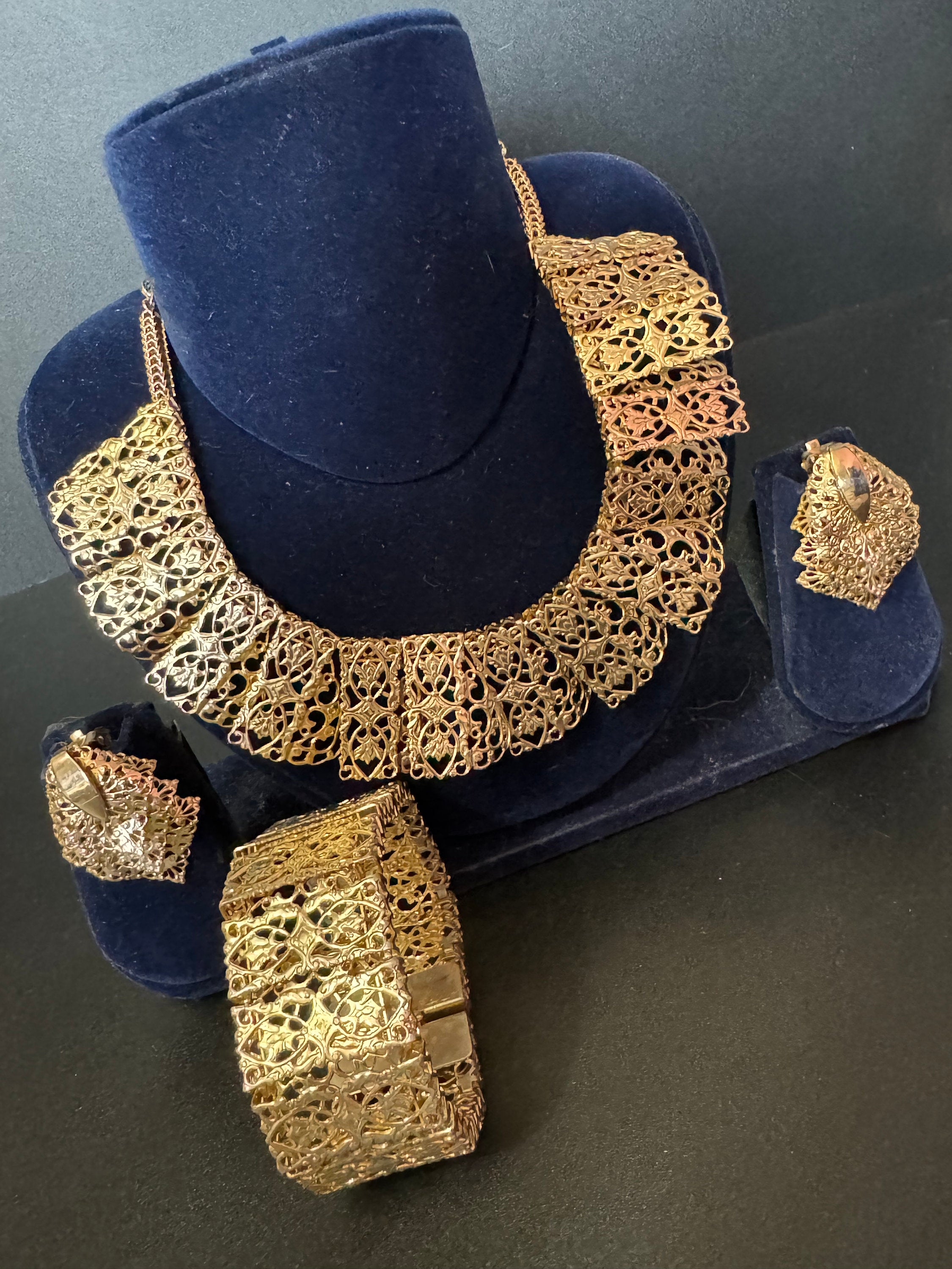 Vintage Sarah Coventry Chantilly Lace jewellery set necklace bracelet and earrings
