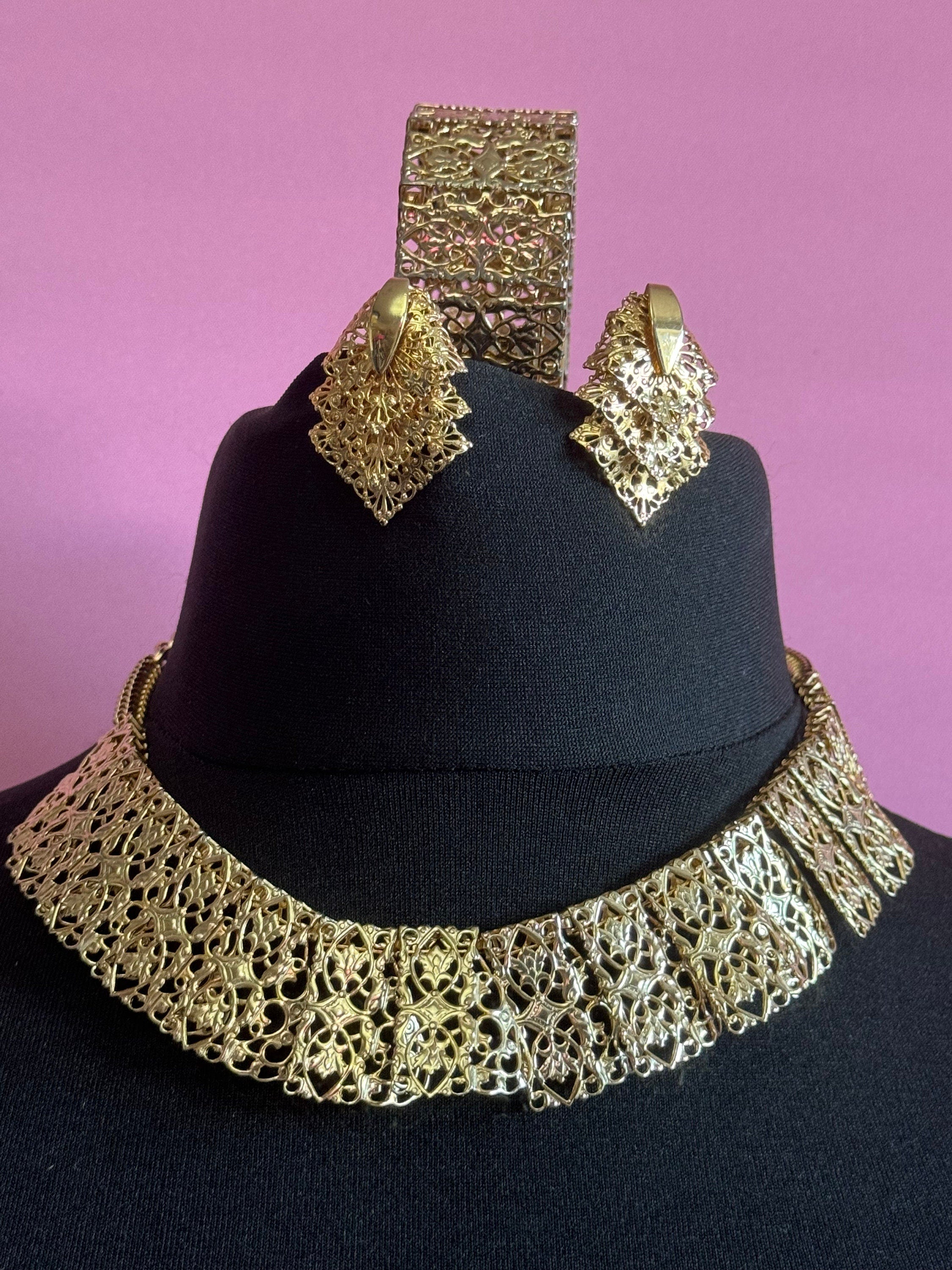 Vintage Sarah Coventry Chantilly Lace jewellery set necklace bracelet and earrings