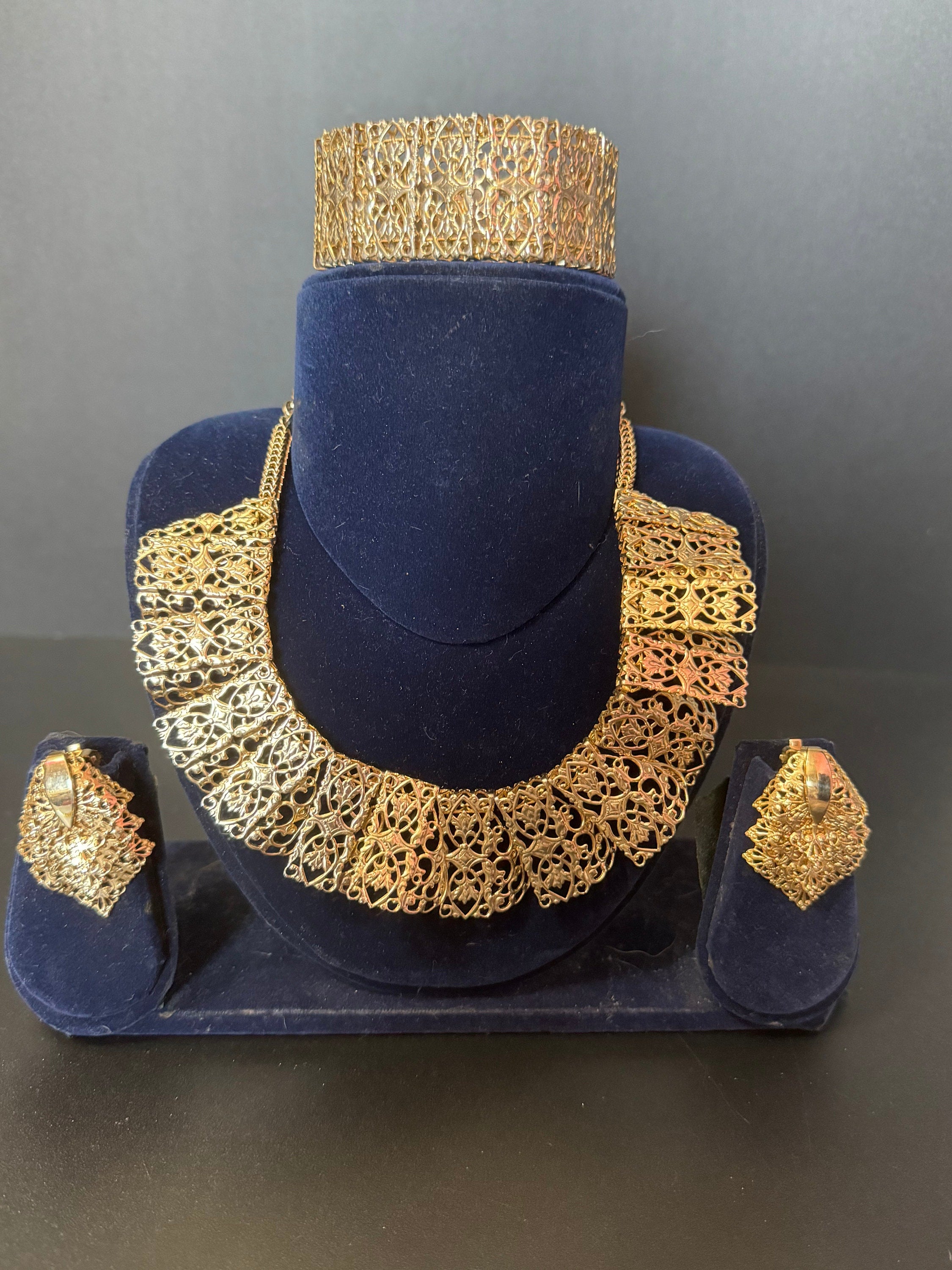 Vintage Sarah Coventry Chantilly Lace jewellery set necklace bracelet and earrings