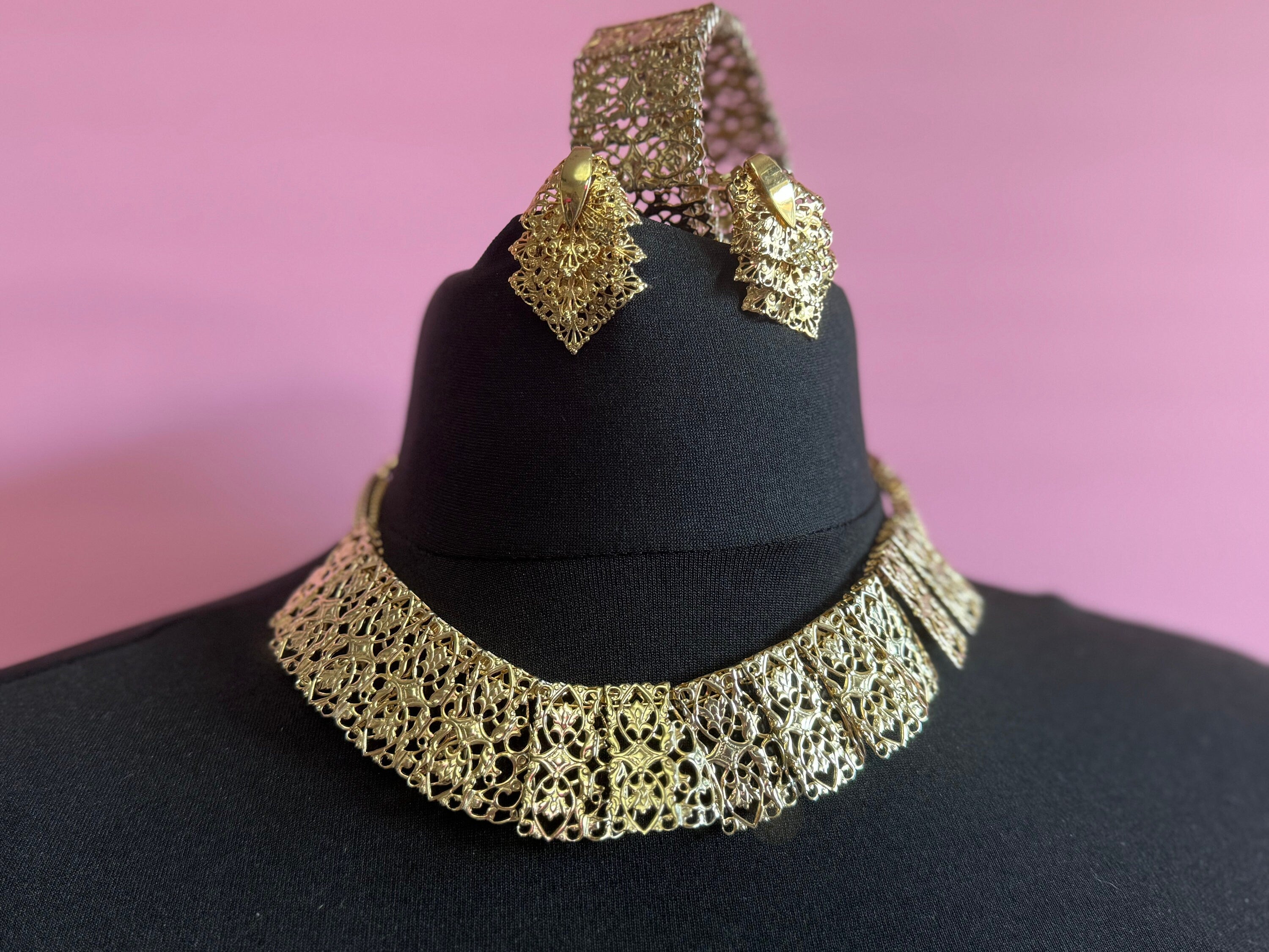 Vintage Sarah Coventry Chantilly Lace jewellery set necklace bracelet and earrings