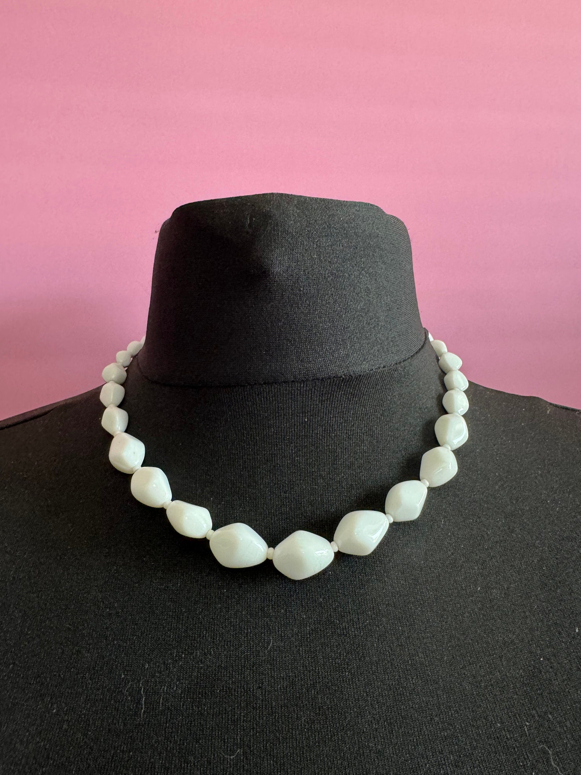 Vintage White milk glass beaded necklace 48cm