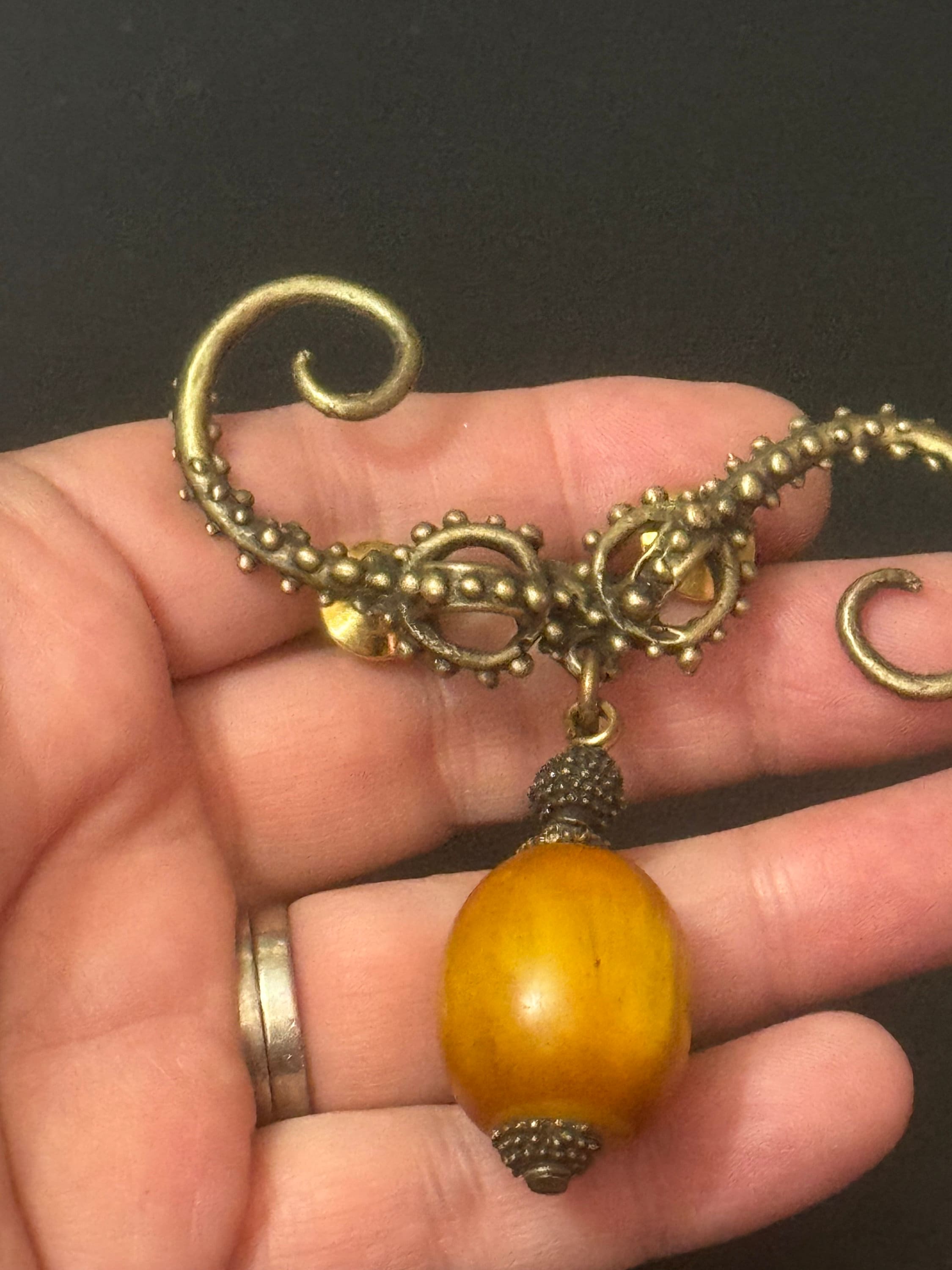 Signed Peggy Yunque Nyc designer Bakelite dangle Brooch oversized 8cm