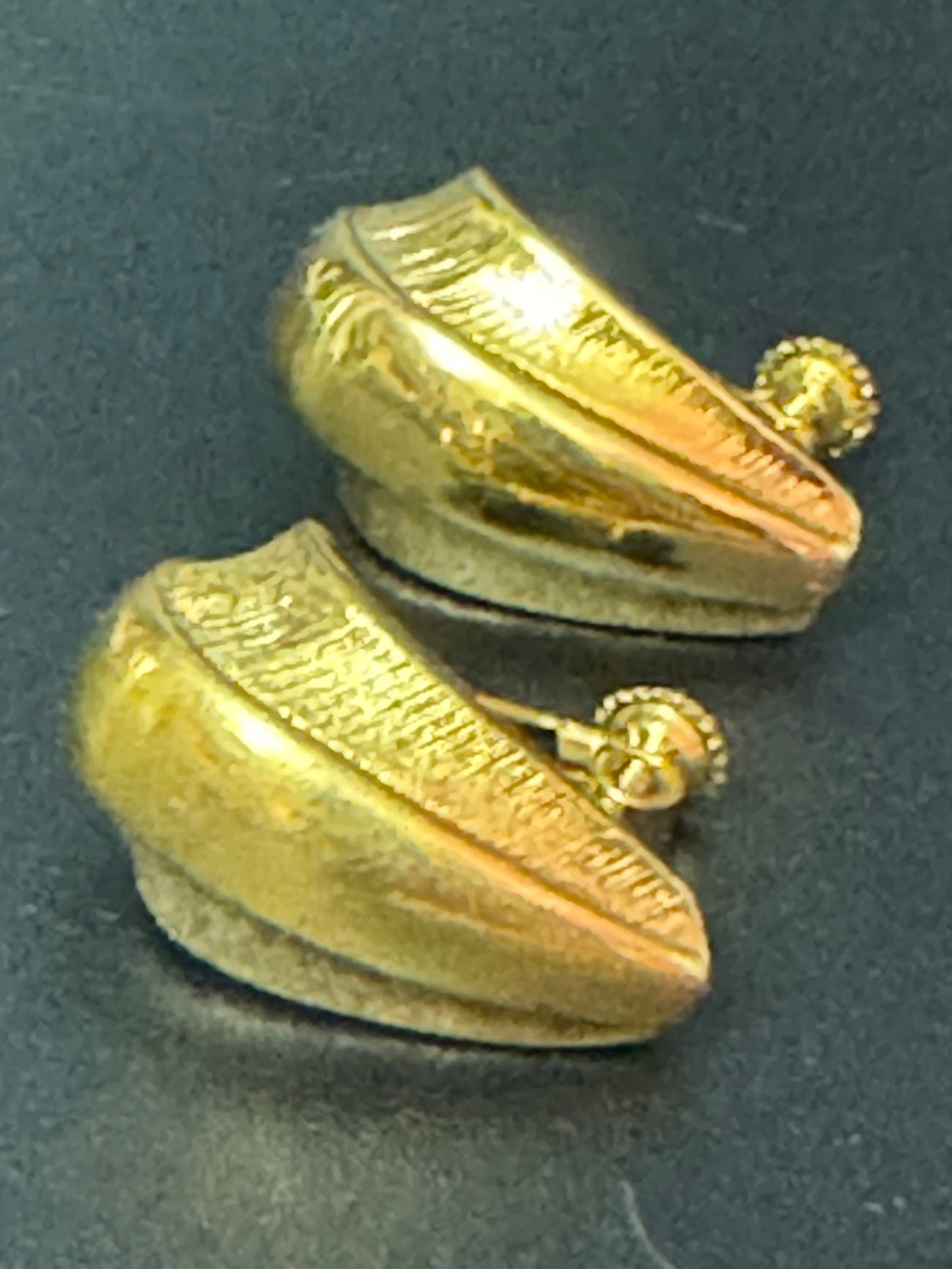 Signed NAPIER Vintage gold tone statement designer clip on earrings