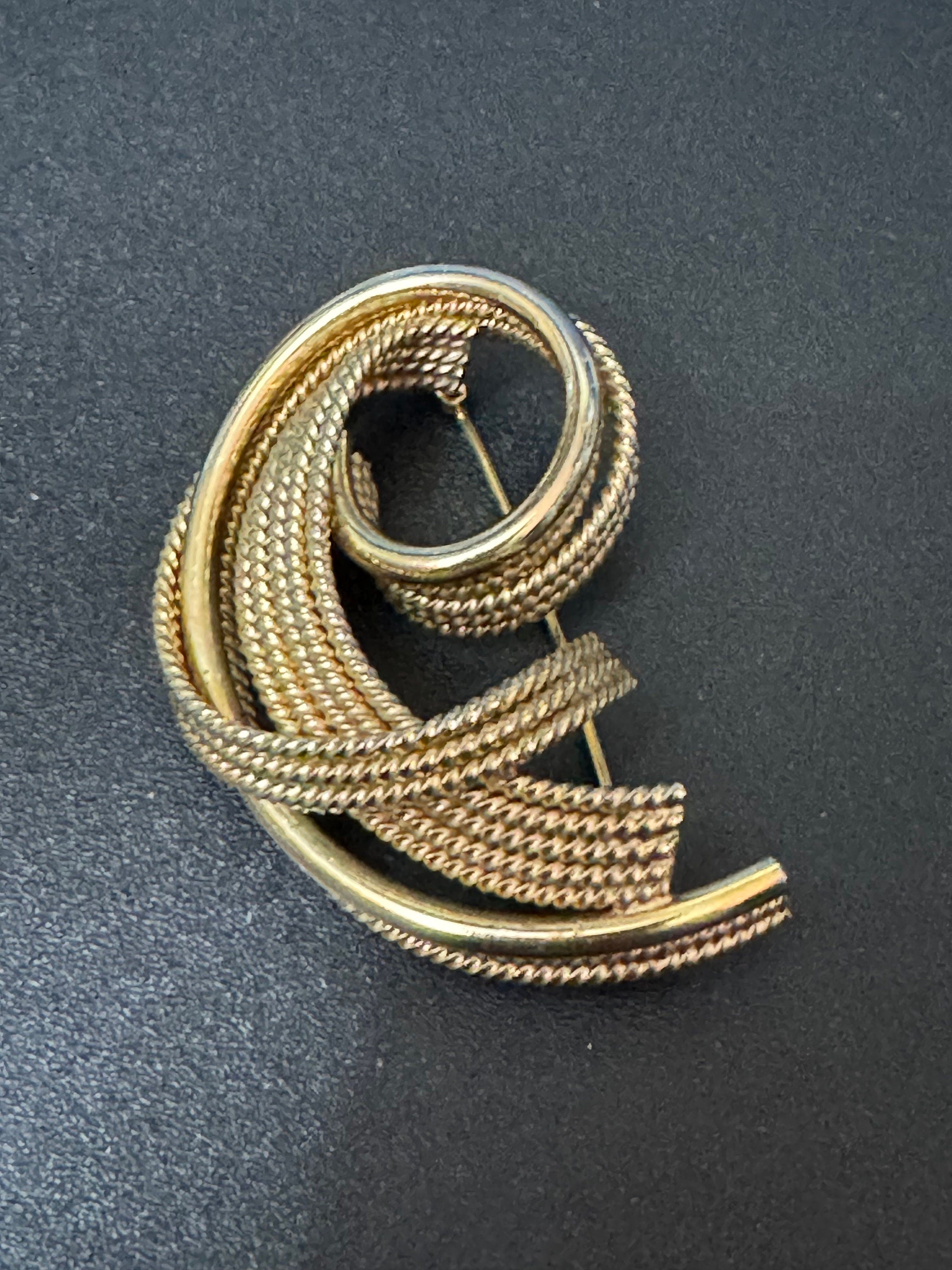 vintage modernist gold tone abstract swirl brooch 5cm