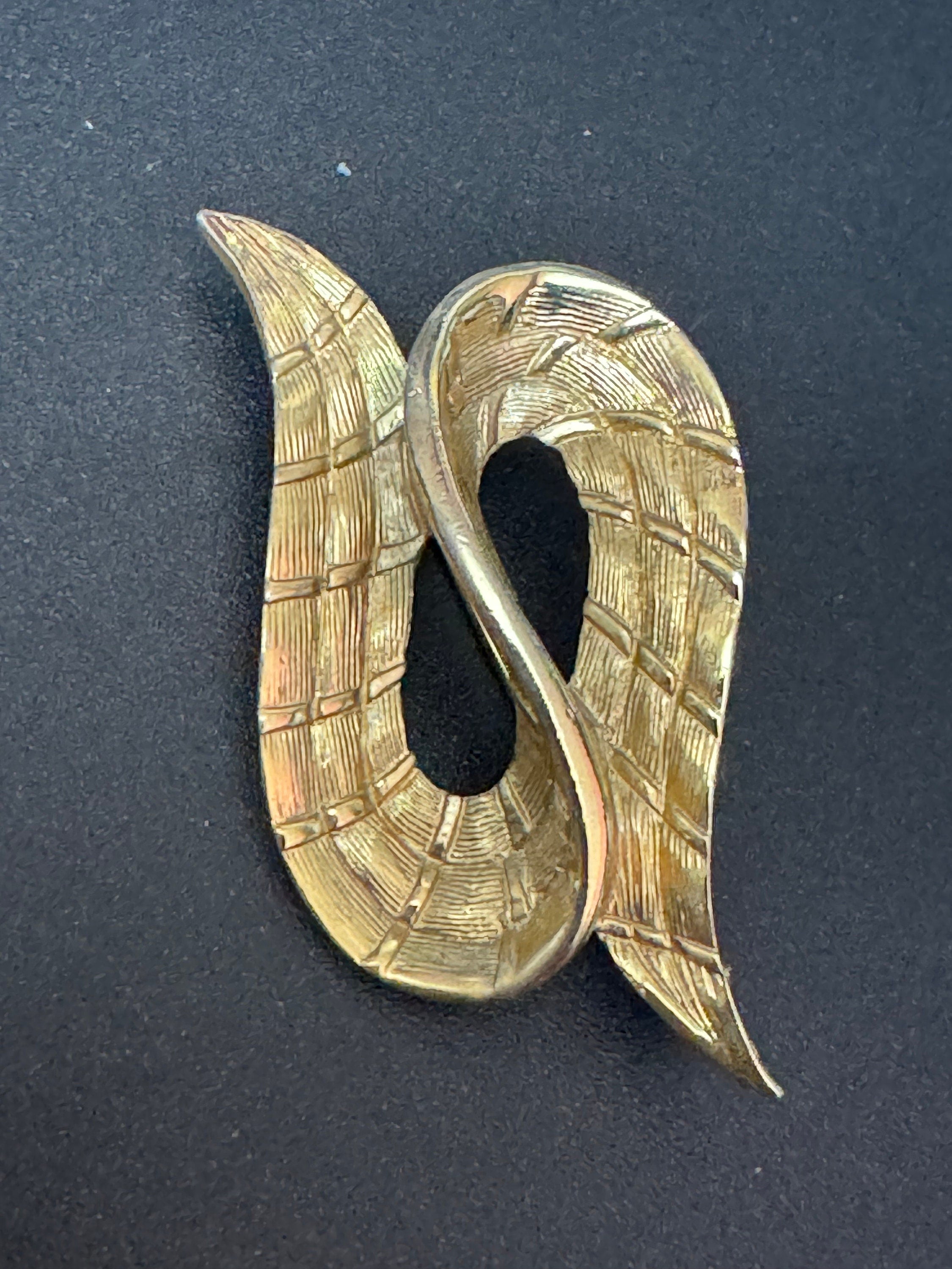 vintage modernist gold tone abstract swirl brooch 5cm
