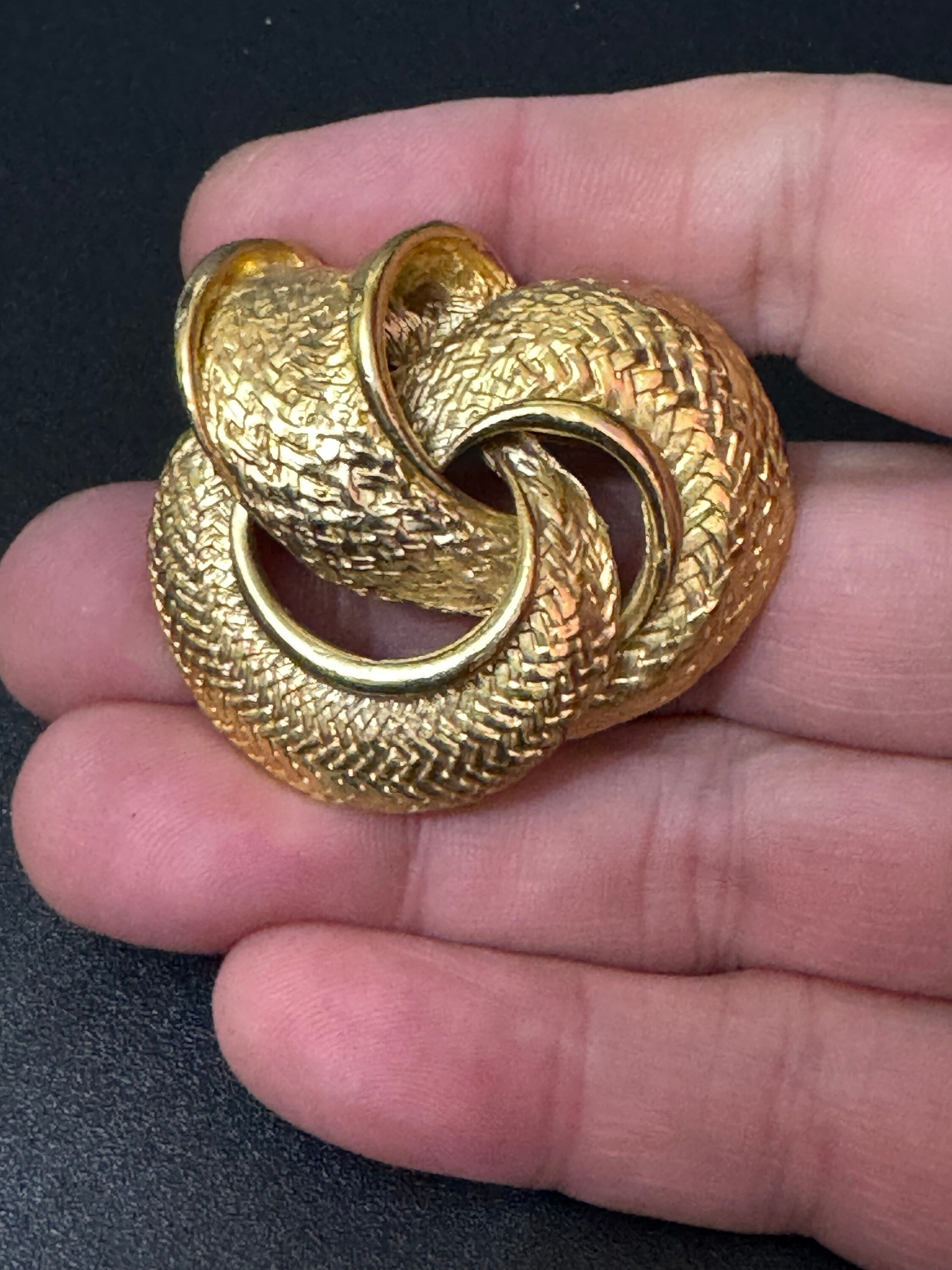 vintage gold tone classic swirl textured knot brooch 4.5cm