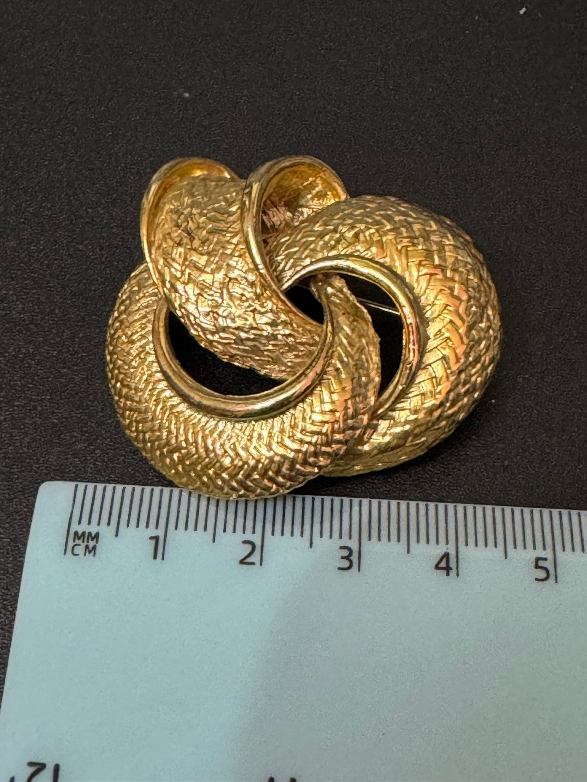vintage gold tone classic swirl textured knot brooch 4.5cm