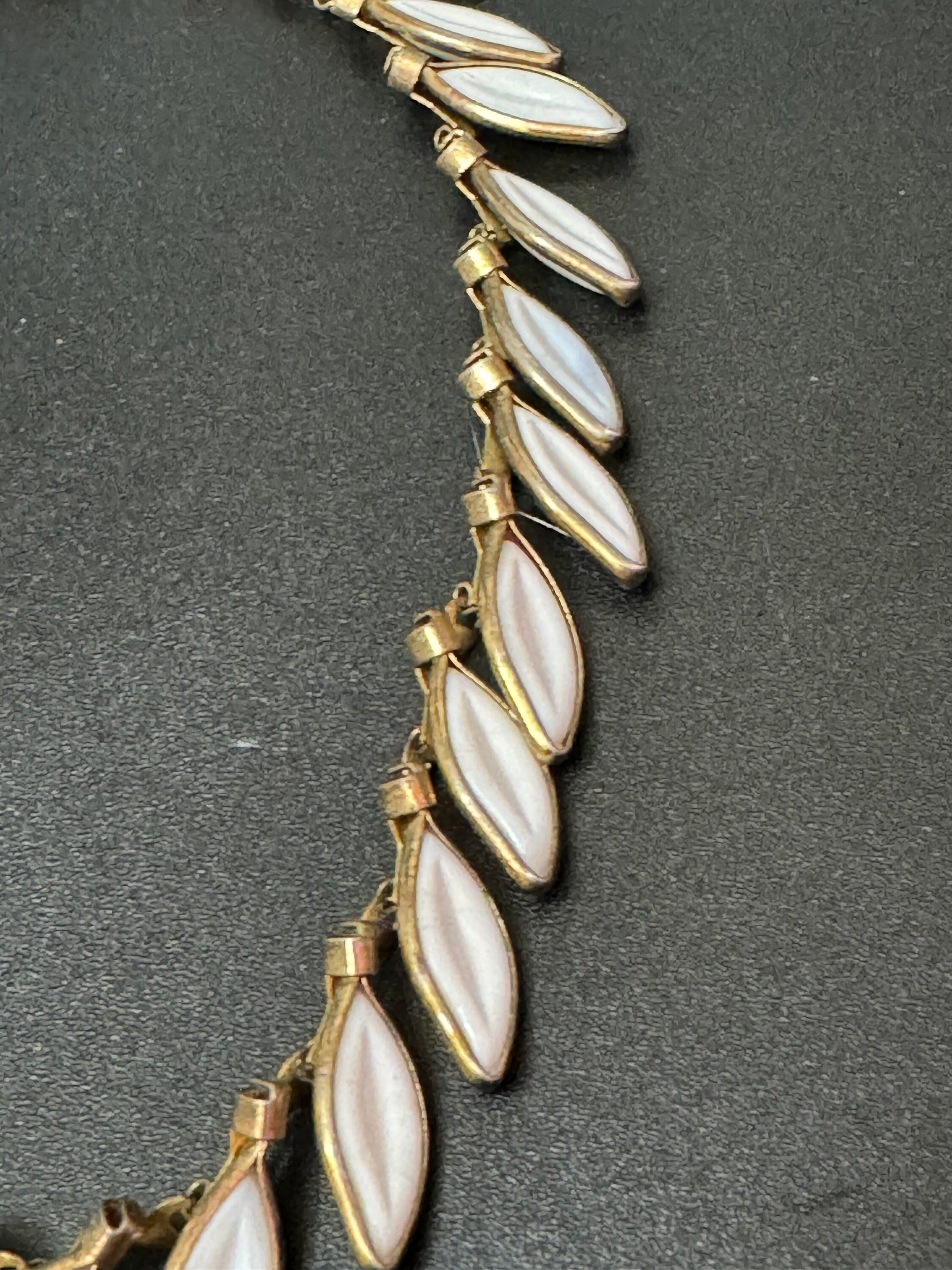 Petite fit small neck Early Signed TRIFARI designer Vintage gold Tone white petal choker necklace 37-38cm