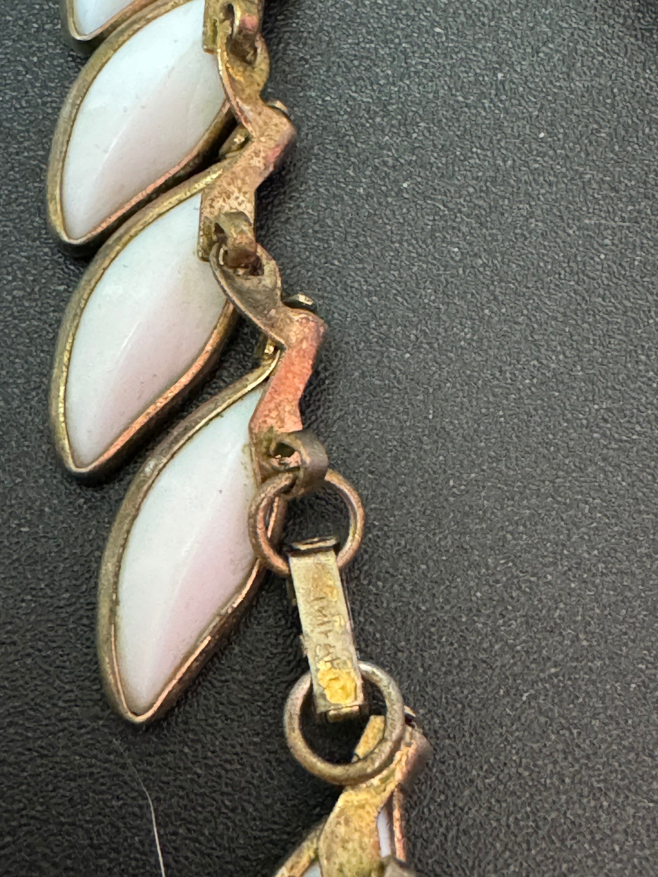Petite fit small neck Early Signed TRIFARI designer Vintage gold Tone white petal choker necklace 37-38cm