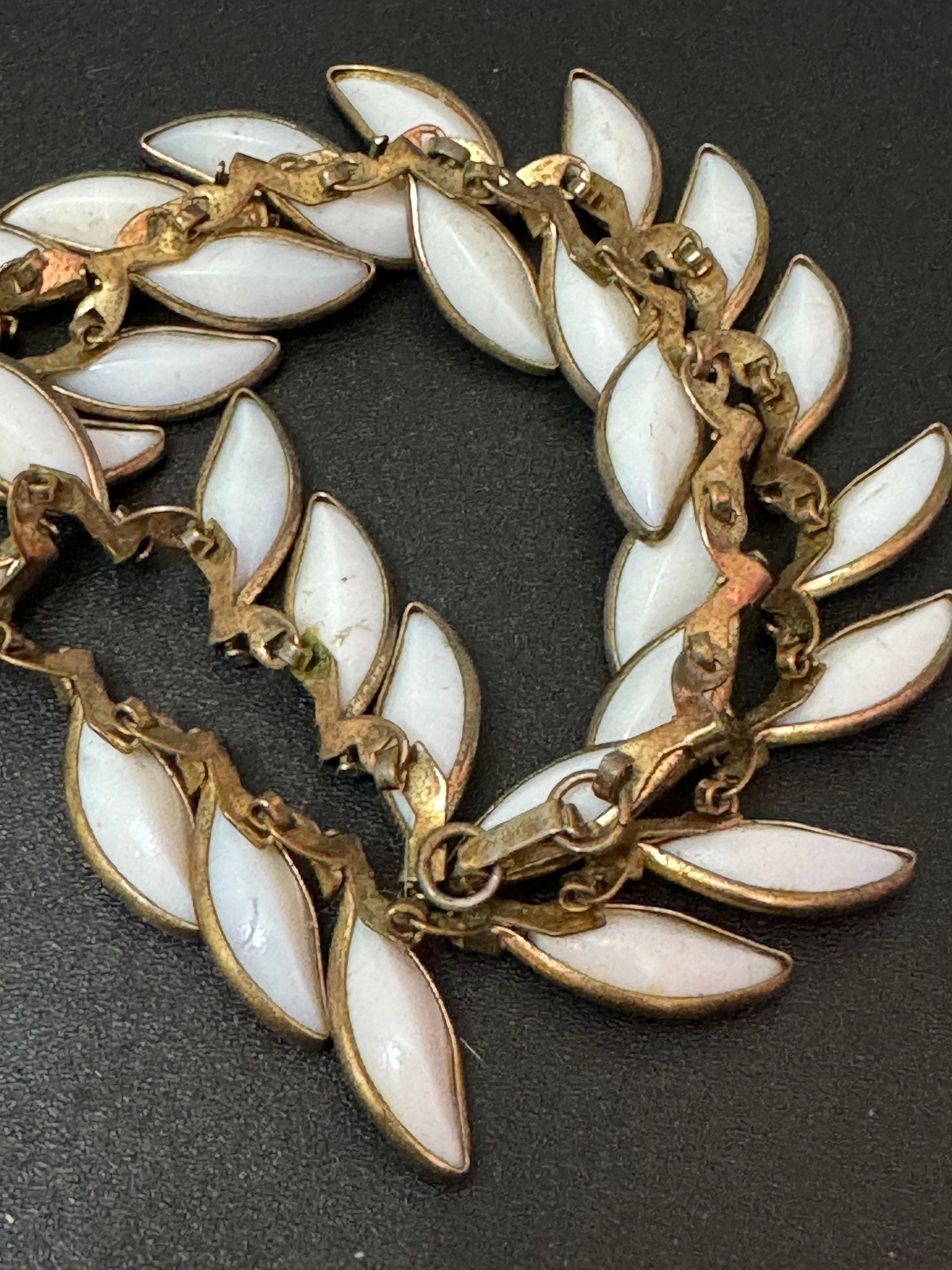 Petite fit small neck Early Signed TRIFARI designer Vintage gold Tone white petal choker necklace 37-38cm