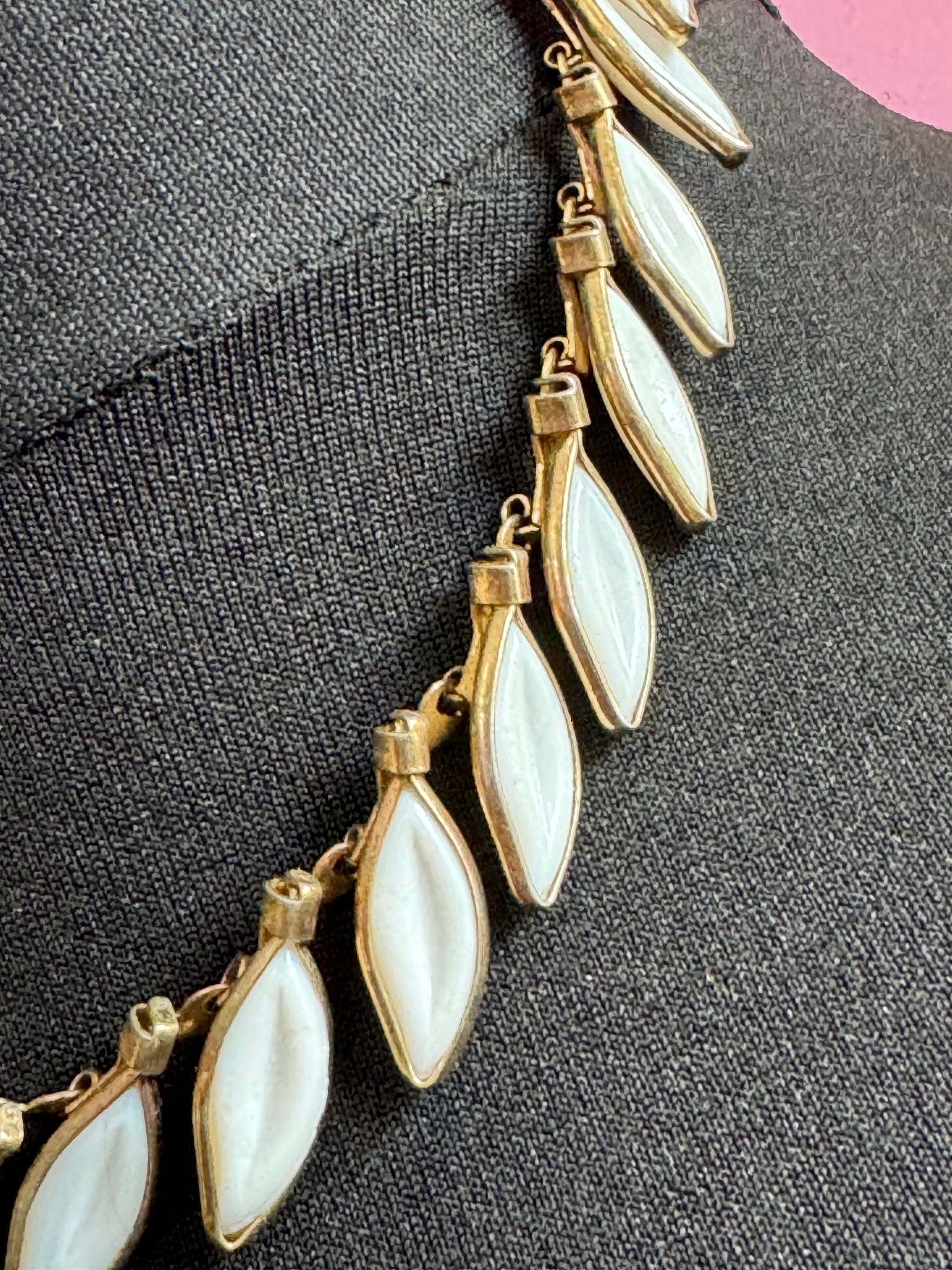 Petite fit small neck Early Signed TRIFARI designer Vintage gold Tone white petal choker necklace 37-38cm
