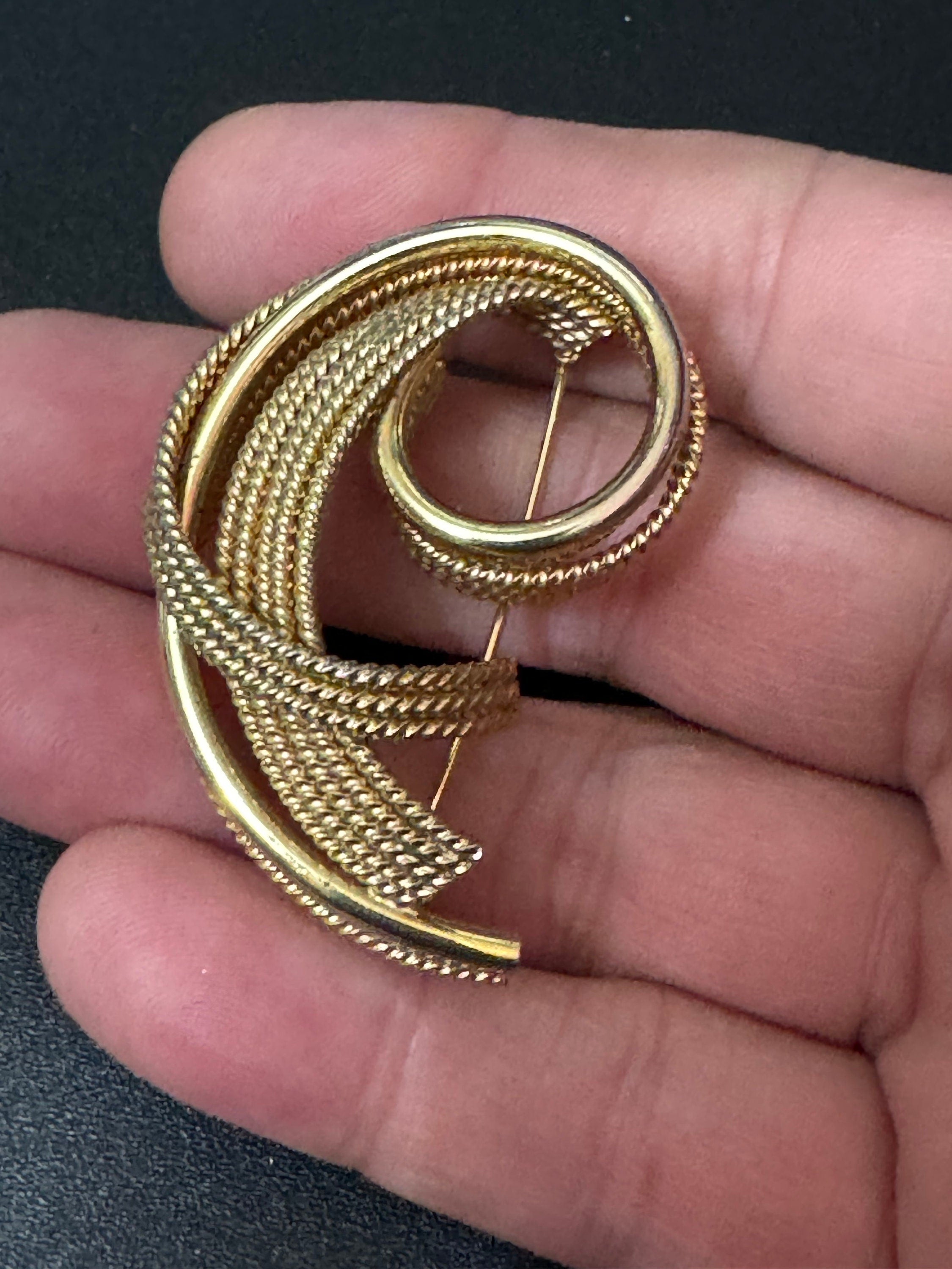 vintage modernist gold tone abstract swirl brooch 5cm