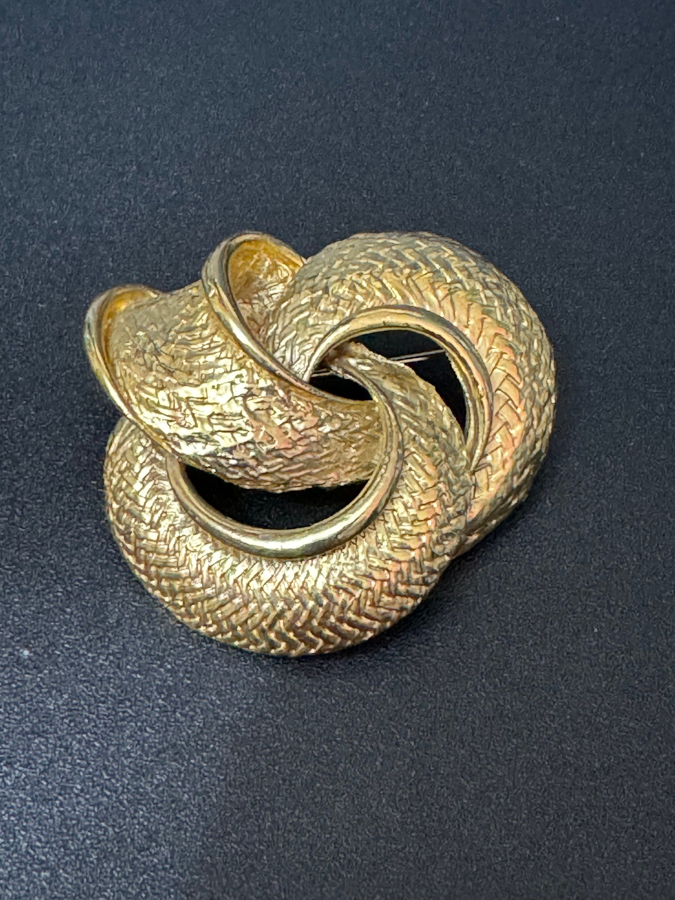 vintage gold tone classic swirl textured knot brooch 4.5cm