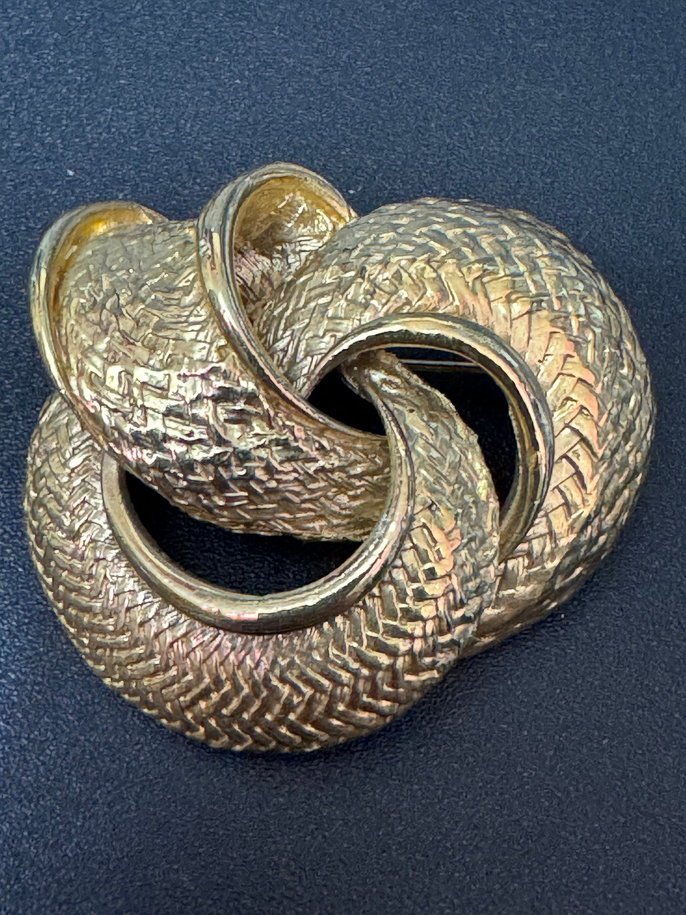 vintage gold tone classic swirl textured knot brooch 4.5cm