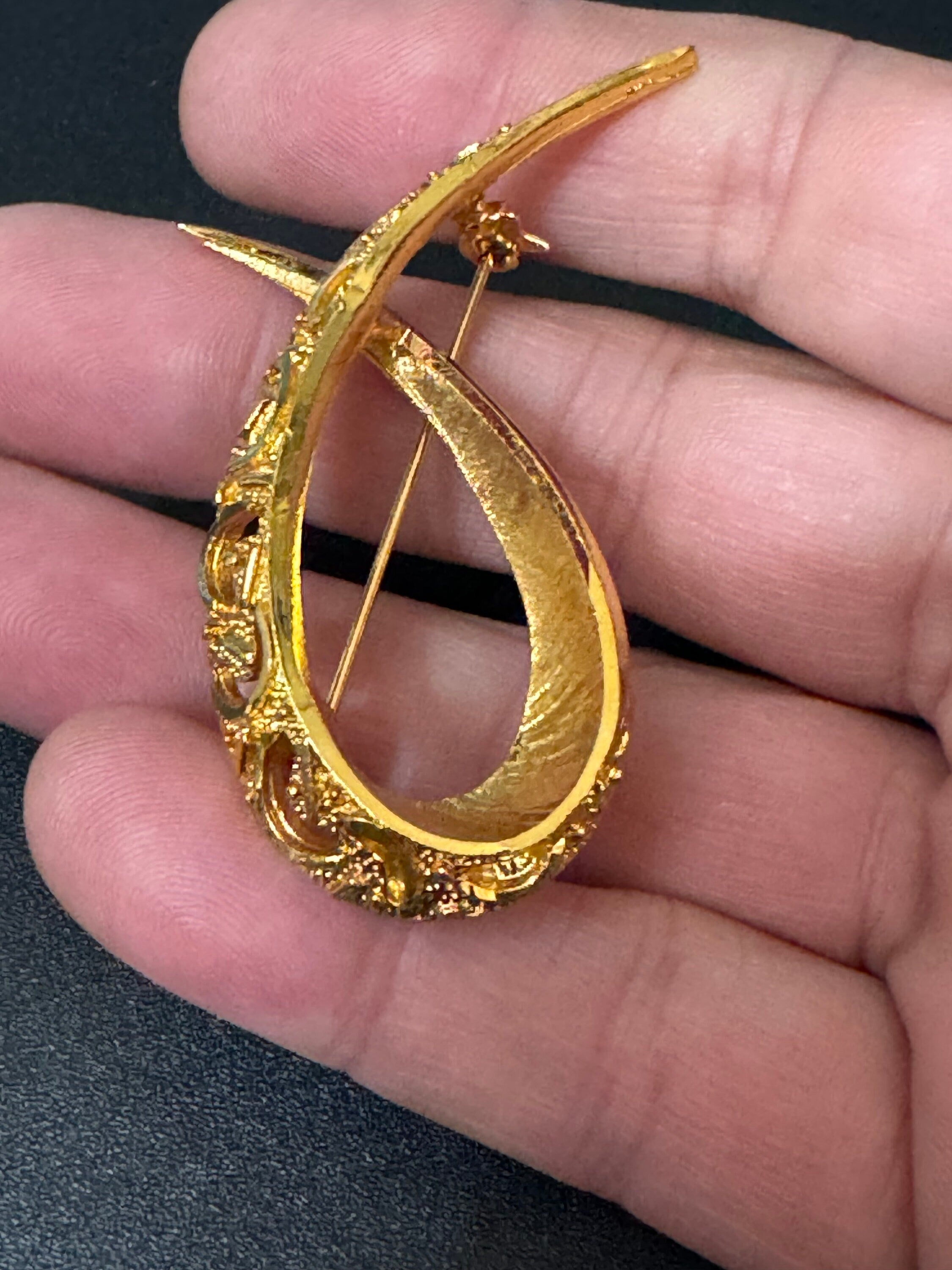 vintage modernist gold tone abstract swirl brooch 5cm