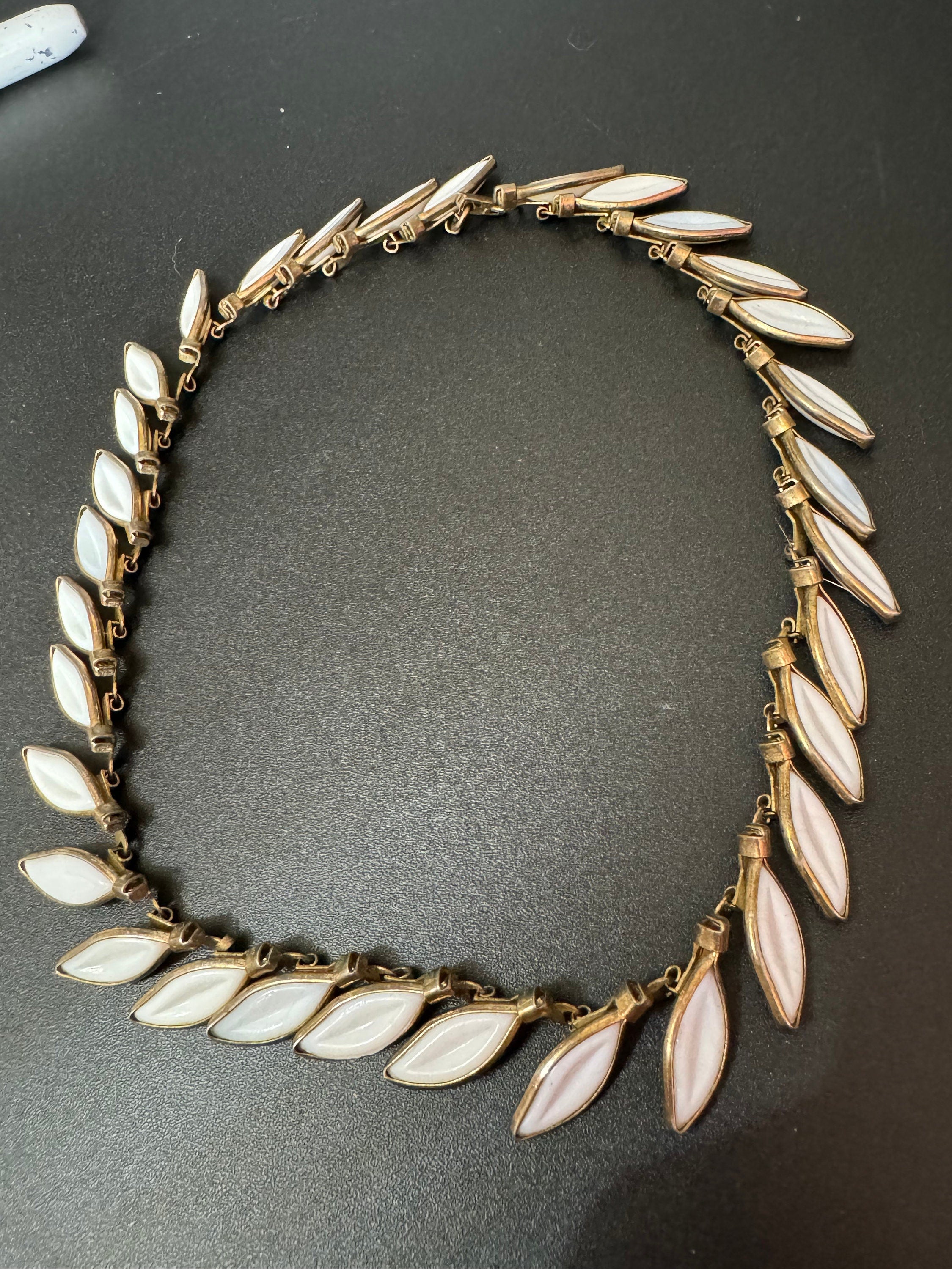 Petite fit small neck Early Signed TRIFARI designer Vintage gold Tone white petal choker necklace 37-38cm