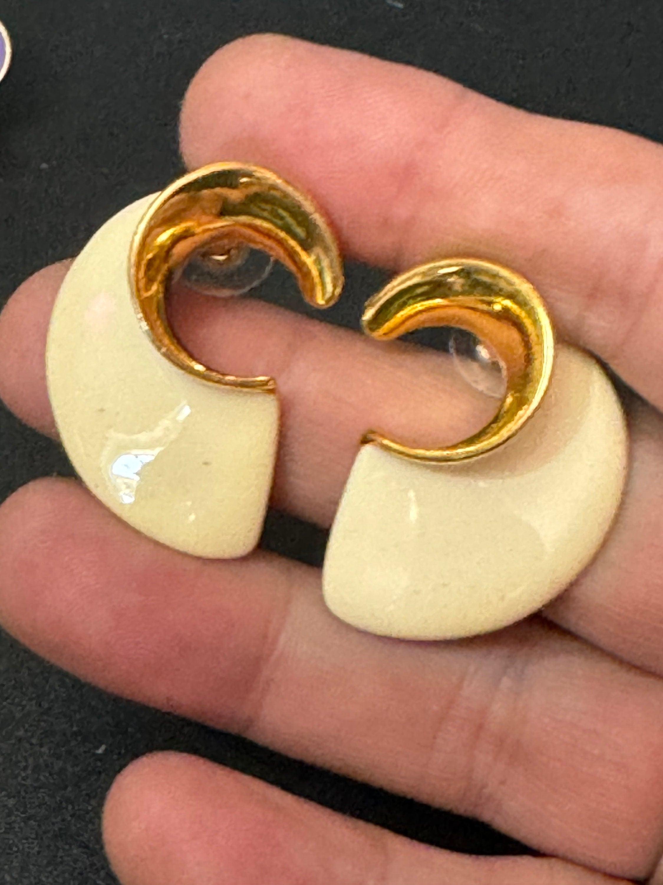 Vintage 1980s Cream Enamel Stud Earrings: Gold Tone