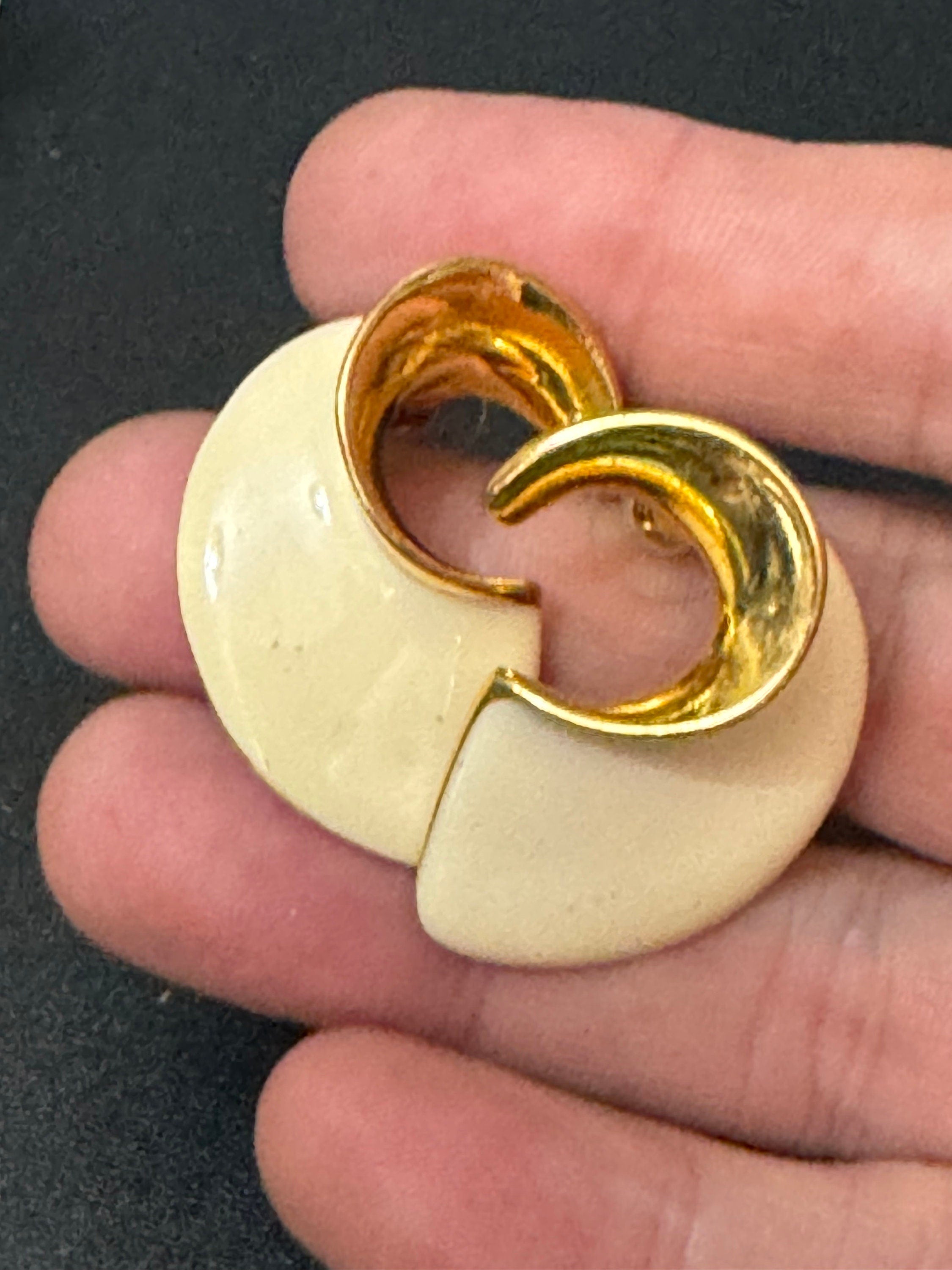 Vintage 1980s Cream Enamel Stud Earrings: Gold Tone