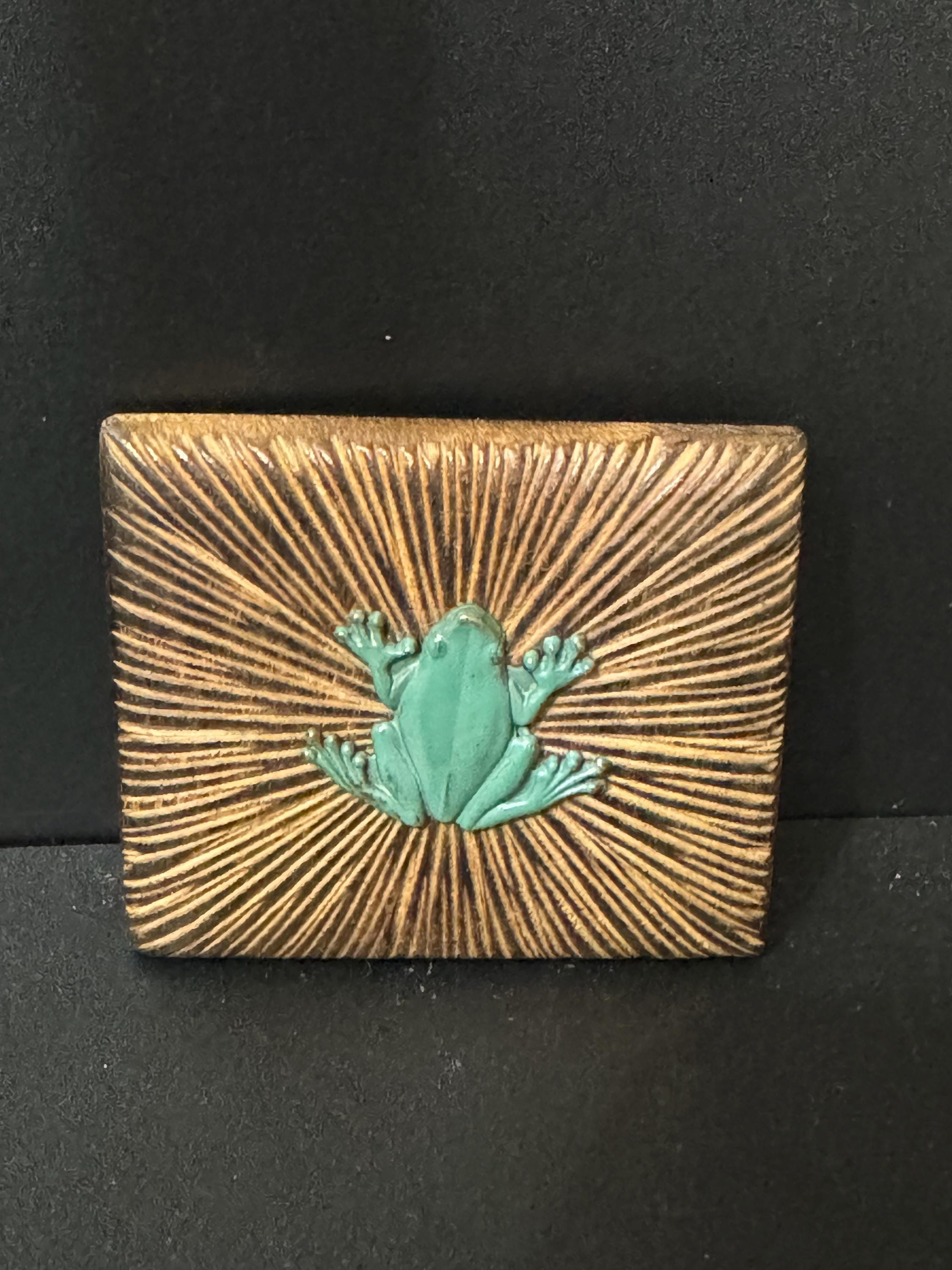 Large Vintage mid century wooden BROWN novelty frog Belt Buckle sash clip Sewing Haberdashery