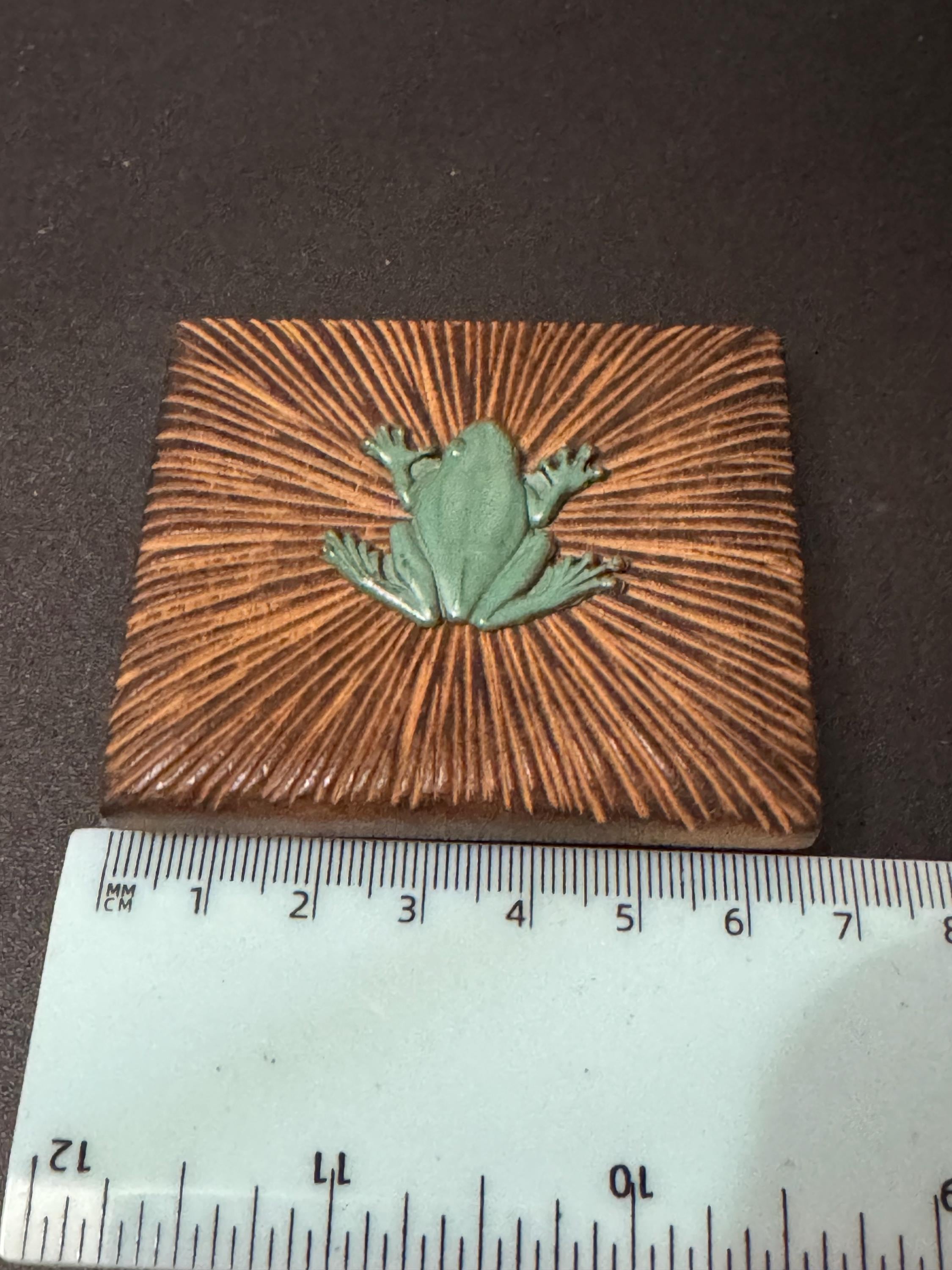Large Vintage mid century wooden BROWN novelty frog Belt Buckle sash clip Sewing Haberdashery