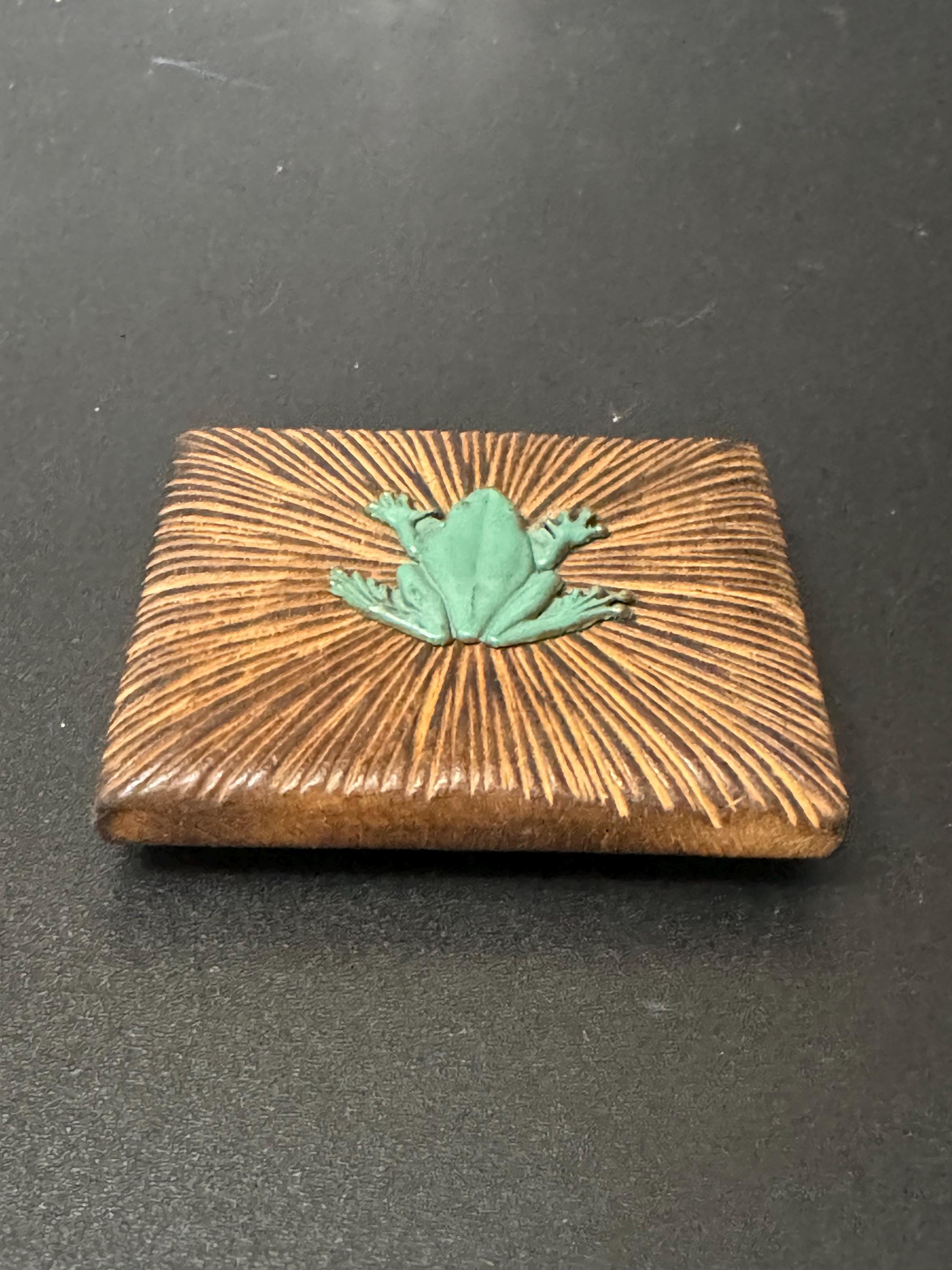 Large Vintage mid century wooden BROWN novelty frog Belt Buckle sash clip Sewing Haberdashery