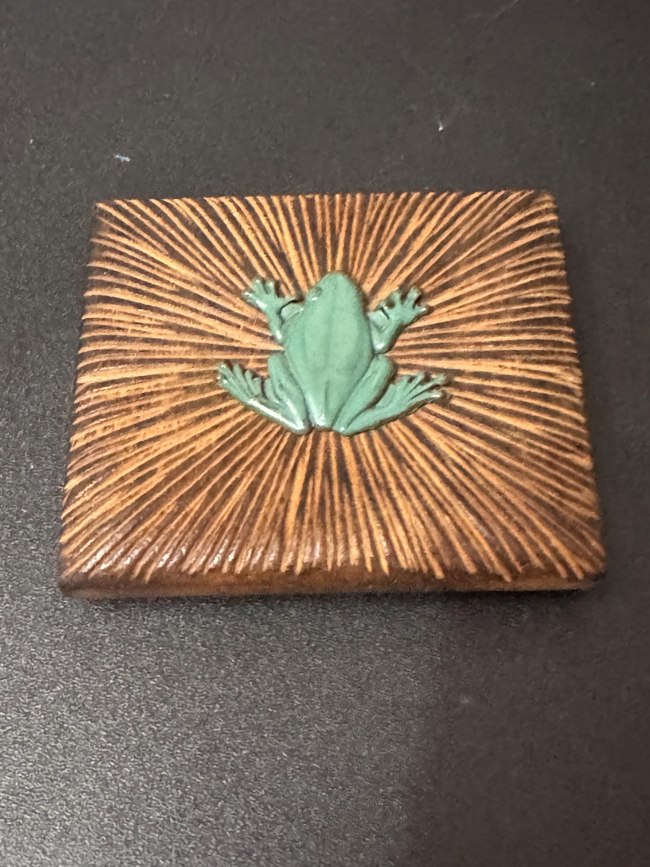 Large Vintage mid century wooden BROWN novelty frog Belt Buckle sash clip Sewing Haberdashery