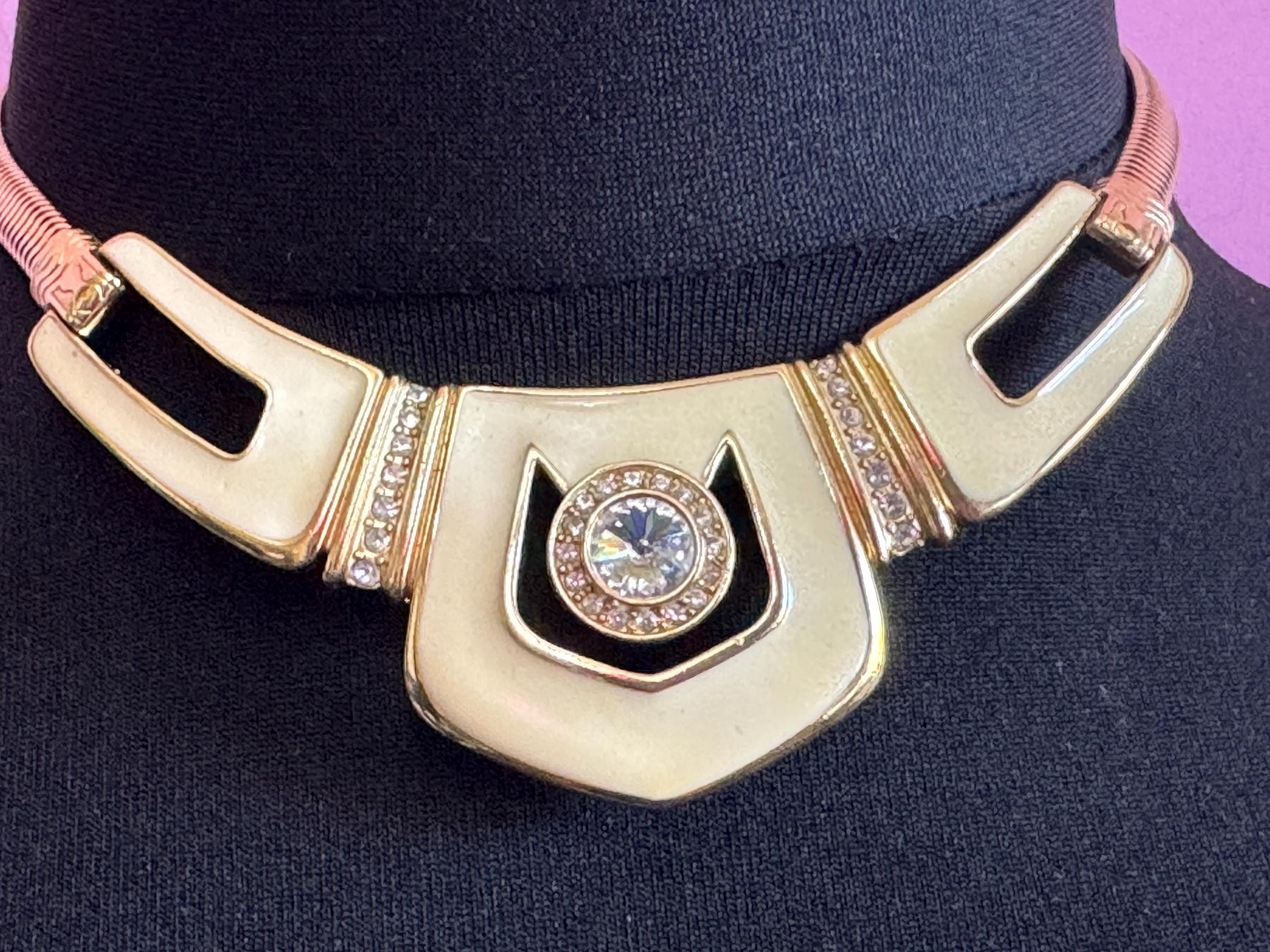 Petite fit Signed BG Bergdorf Goodman Vintage cream enamel chunky rivoli diamanté Choker gold tone flat snake chain necklace 39cm