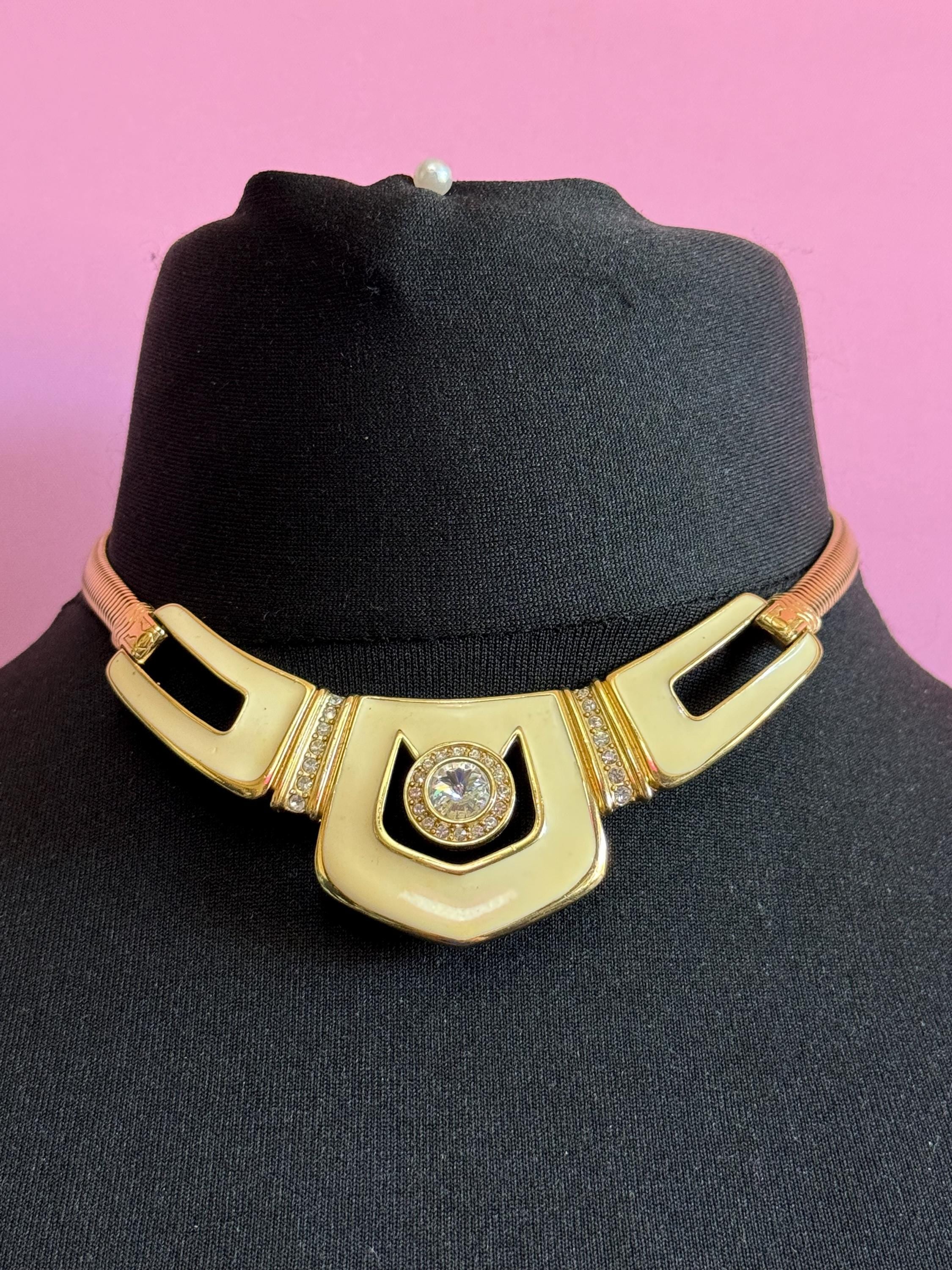 Petite fit Signed BG Bergdorf Goodman Vintage cream enamel chunky rivoli diamanté Choker gold tone flat snake chain necklace 39cm