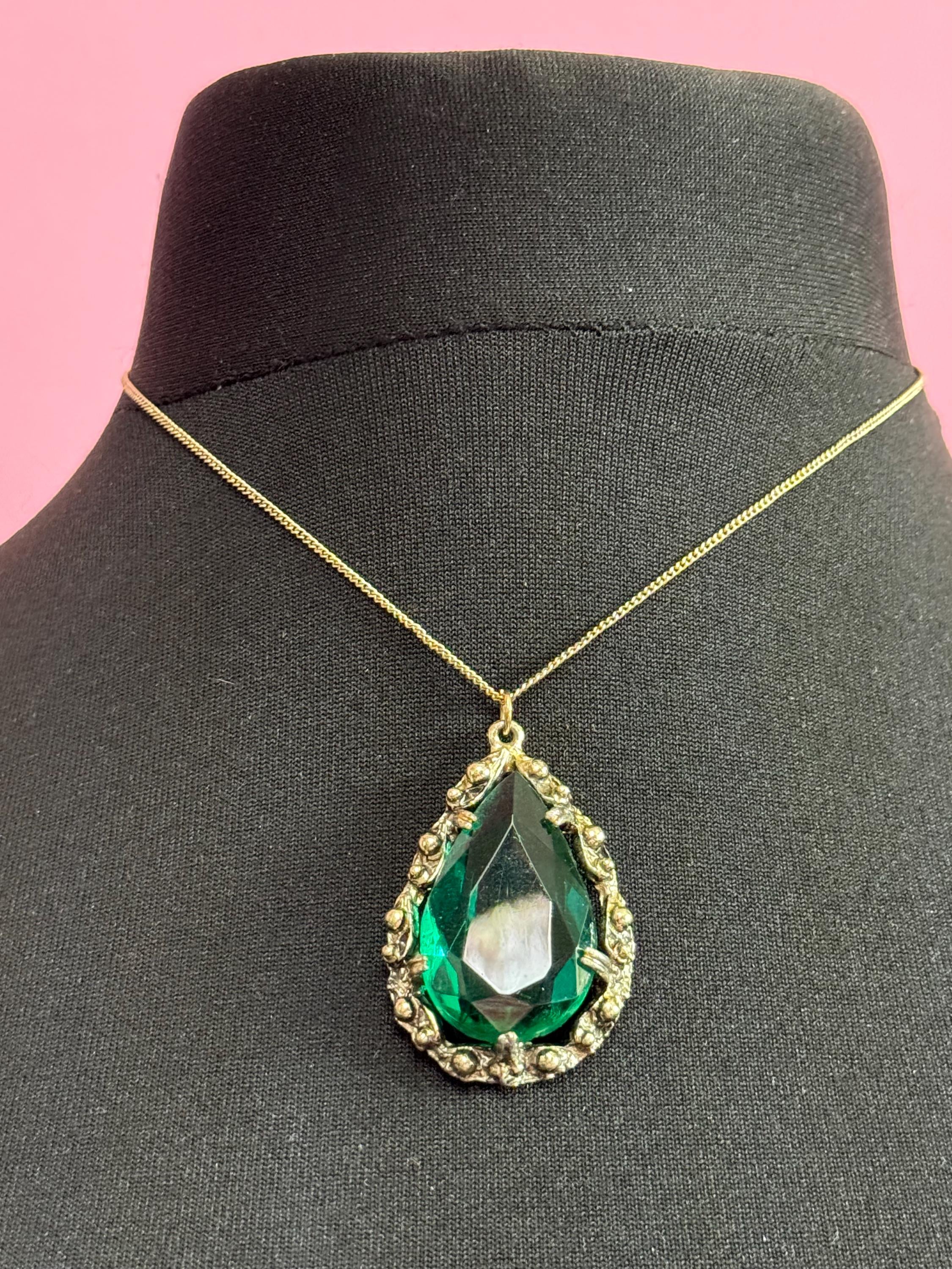 Emerald green chunky teardrop glass 5cm
pendant necklace brutalist Vintage Modernist gold tone metal 42cm