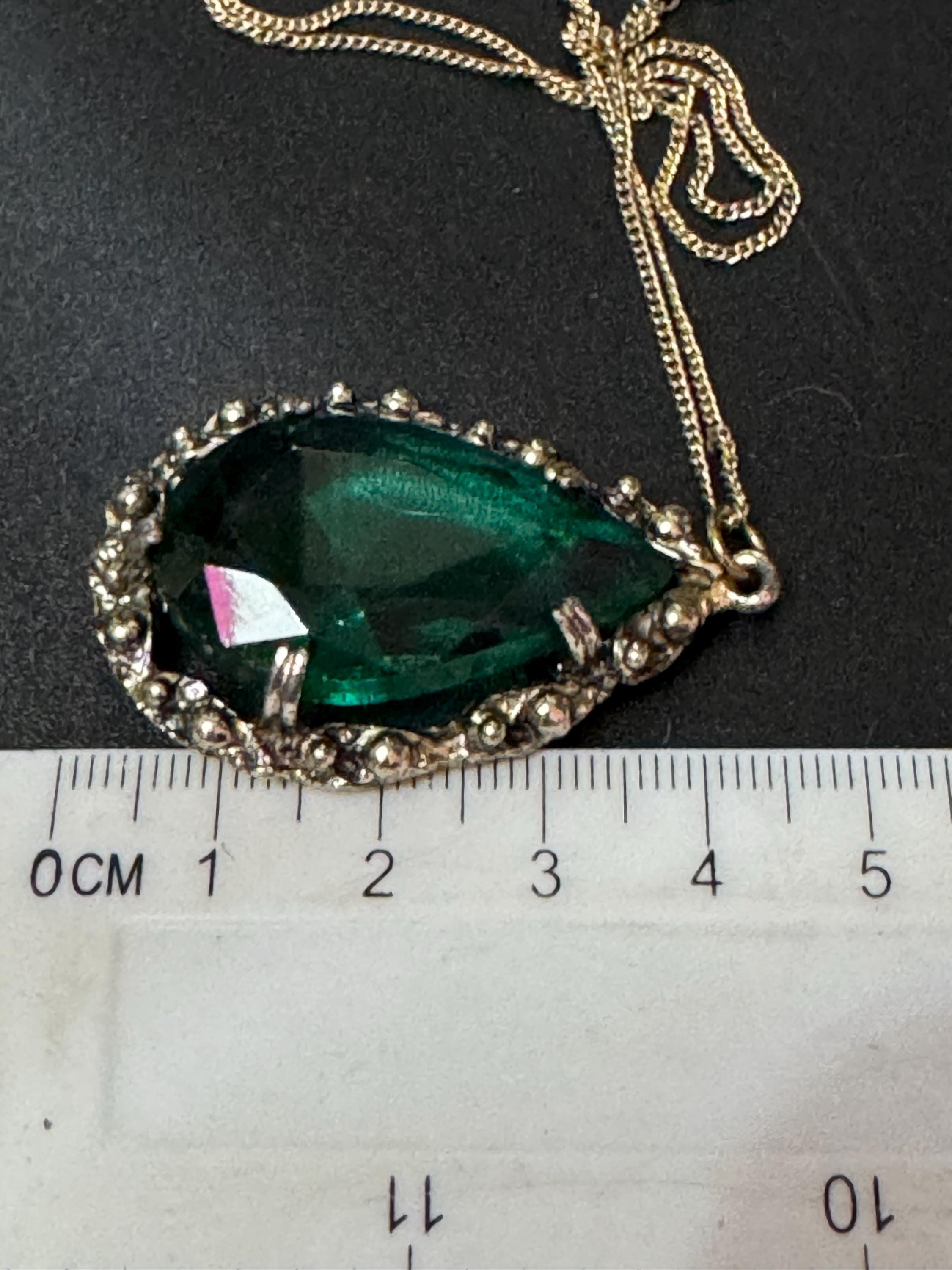 Emerald green chunky teardrop glass pendant necklace brutalist Vintage Modernist gold tone metal