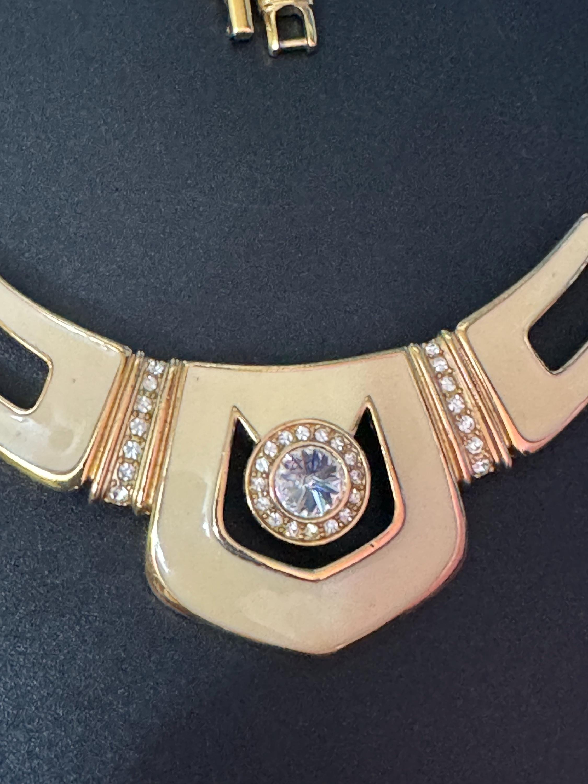 Petite fit Signed BG Bergdorf Goodman Vintage cream enamel chunky rivoli diamanté Choker gold tone flat snake chain necklace 39cm