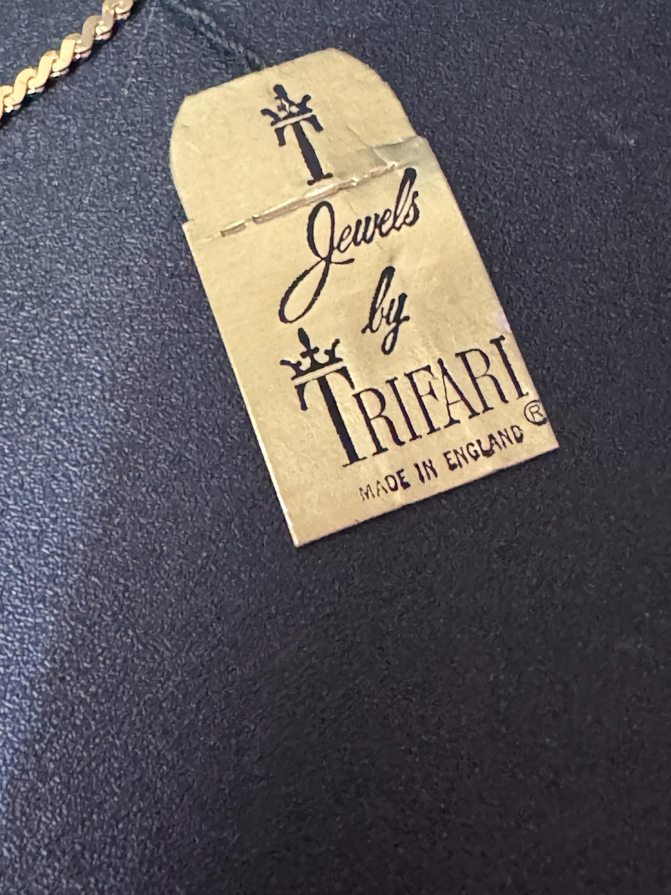 Vintage TRIFARI Gold Tone Brushed Metal Pendant Necklace (39.5cm) signed