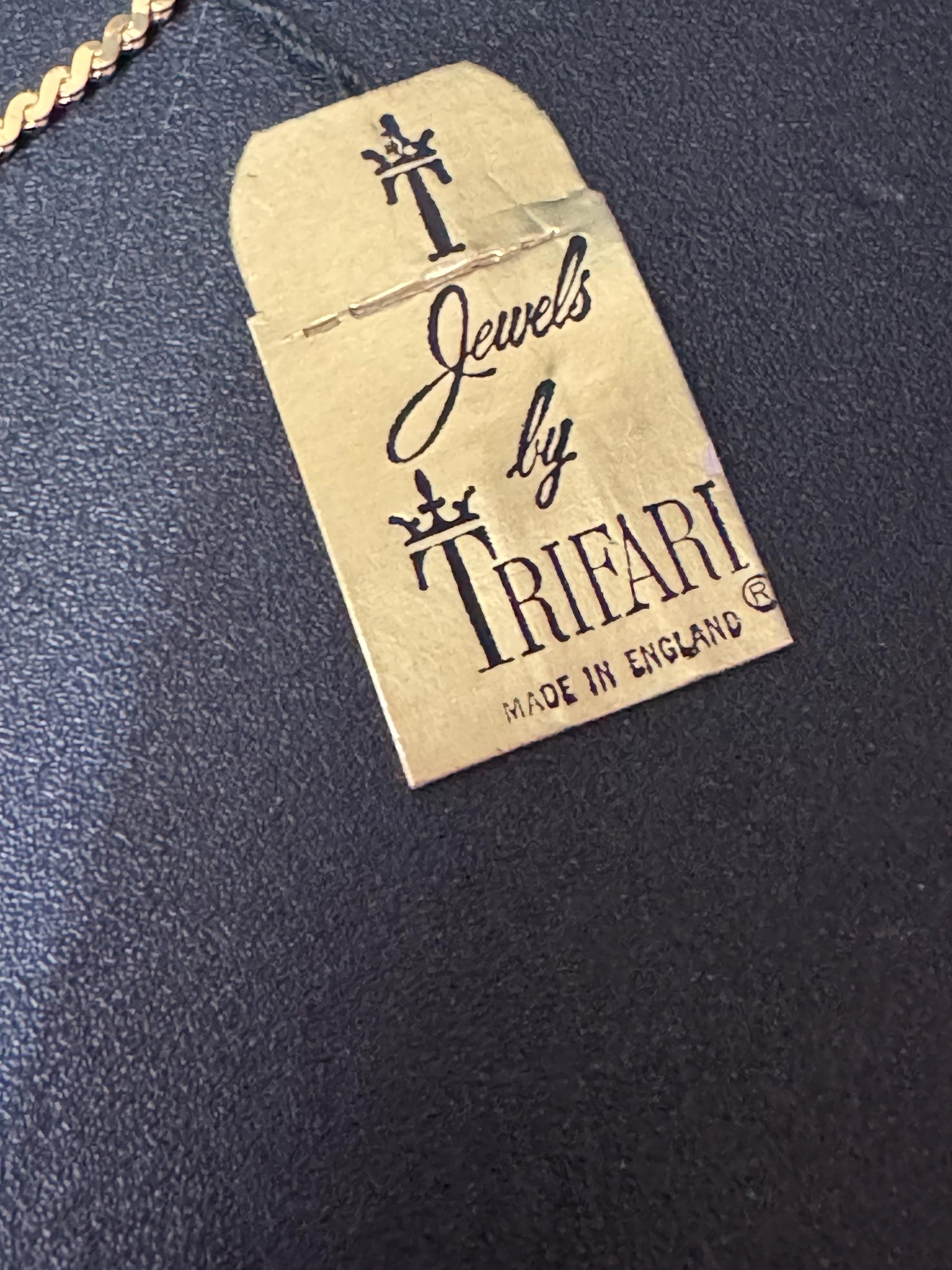 Vintage TRIFARI Gold Tone Brushed Metal Pendant Necklace (39.5cm) signed