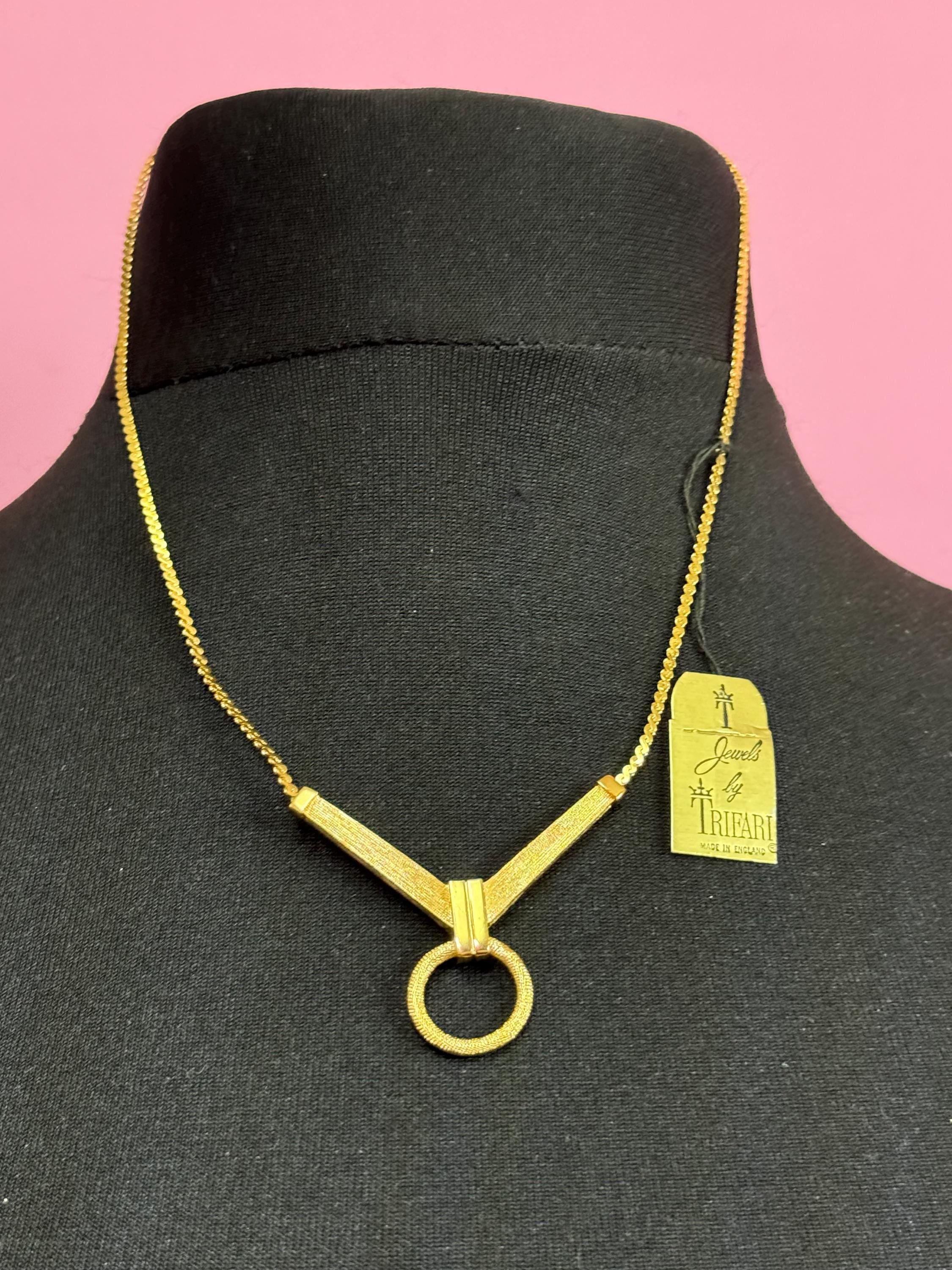 Vintage TRIFARI Gold Tone Brushed Metal Pendant Necklace (39.5cm) signed