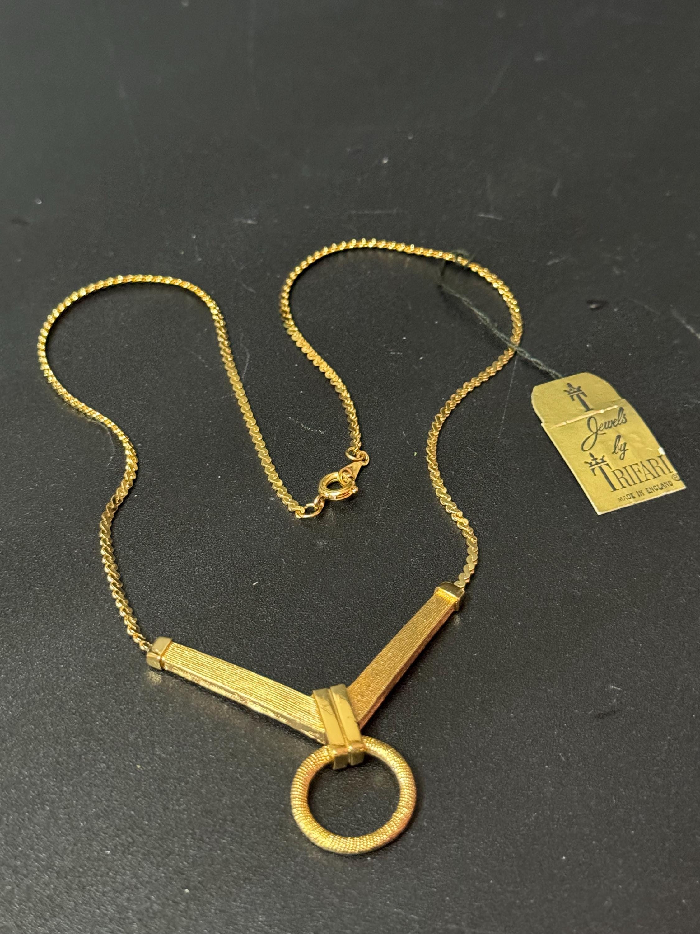 Vintage TRIFARI Gold Tone Brushed Metal Pendant Necklace (39.5cm) signed