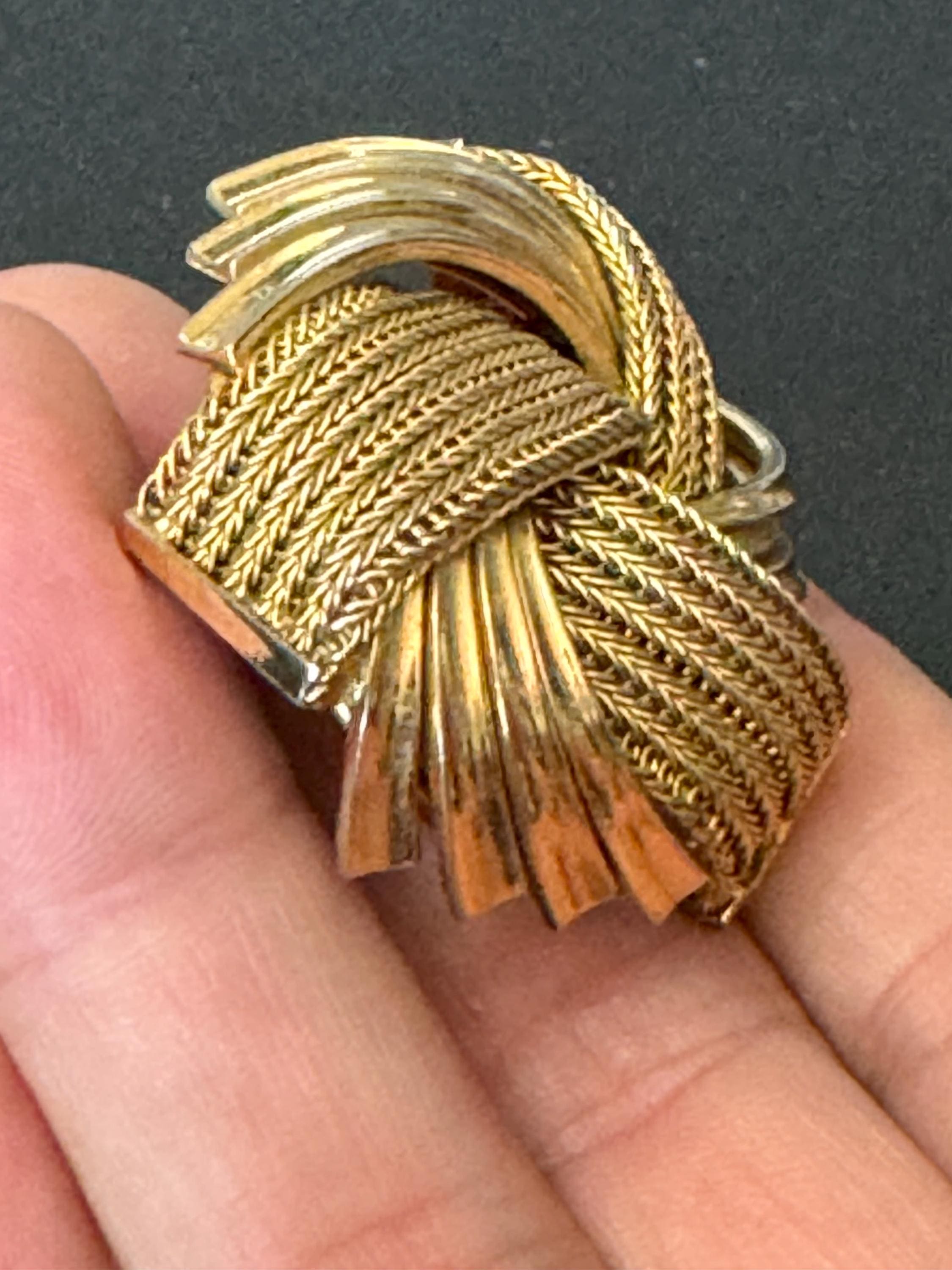 Signed GROSSE 1960 German Designer Gold Tone abstract classic knot design modernist high end brooch with roll clasp 1960s
